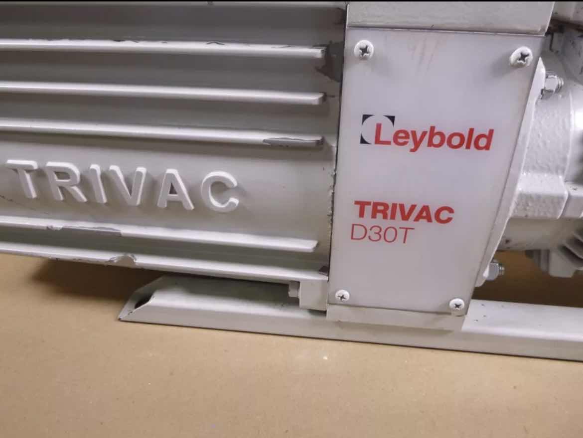 Photo 2 of LEYBOLD TRIVAC D30T DUAL STAGE ROTARY VANE VACUUM PUMP