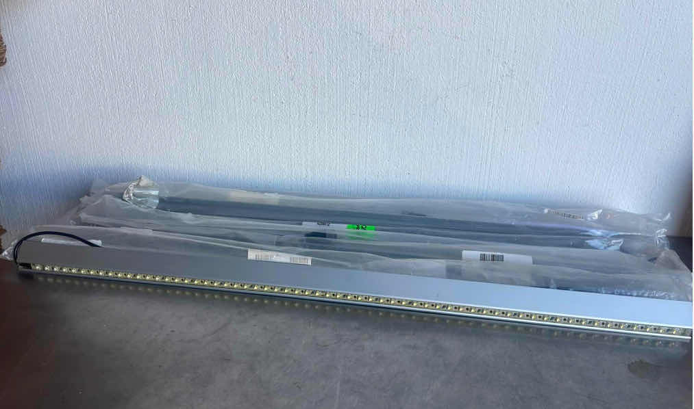 Photo 1 of 40" LUMA BAR LED LIGHT COMPACT CLEAR STAND ALONE INNOMOTIVE
SOLUTIONS GROUP (8)