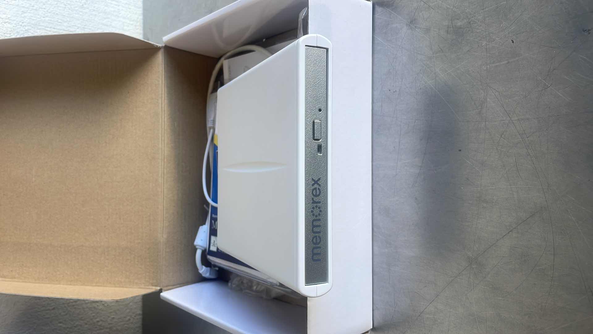 Photo 1 of MEMOREX 8X SLIM EXTERNAL CD/DVD WRITER USB POWERED