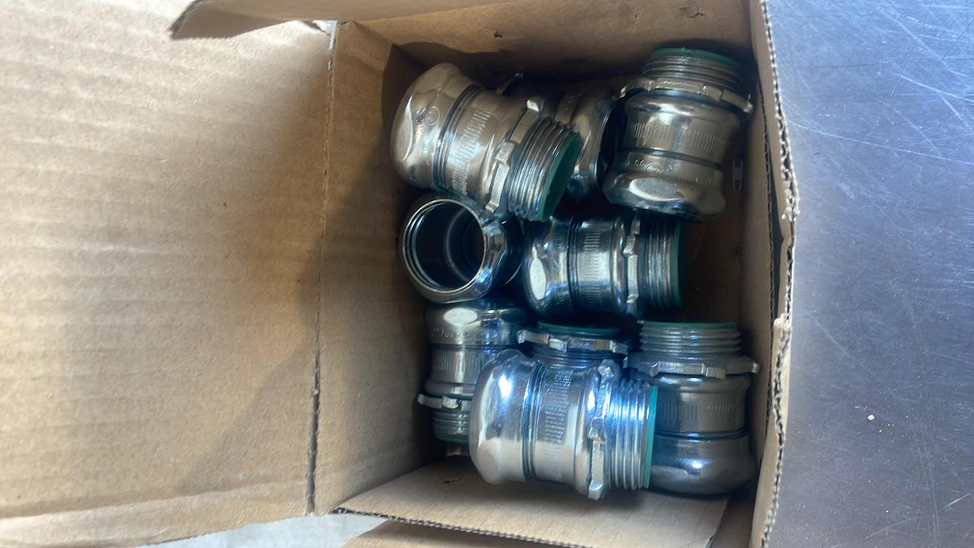 Photo 1 of 1” STEEL EMT CONNECTORS 252-I 3 BOXES