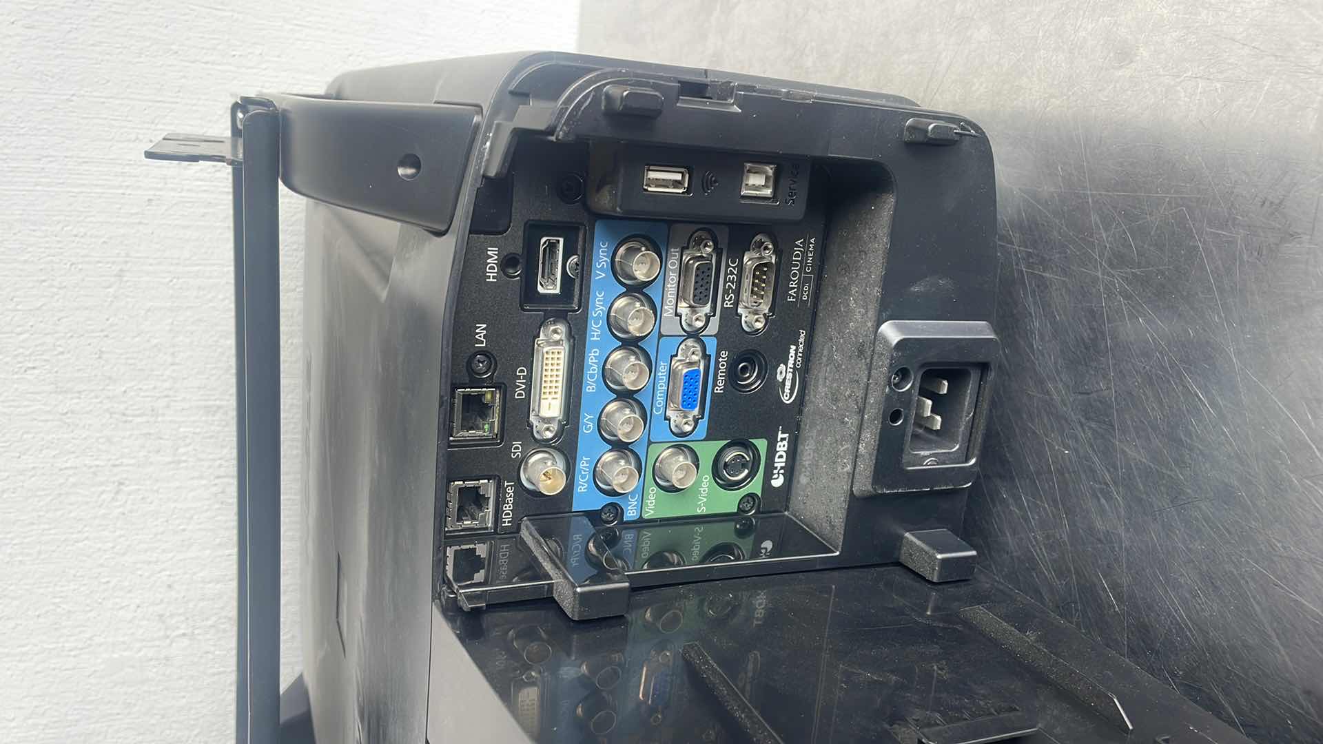 Photo 1 of EPSON POWERLITE PRO Z10005UNL - 3LCD PROJECTOR - 10000 LUMENS (WHITE) - WUXGA (1920 X 1200) - 16:10 - 1080P - LAN - BLACK