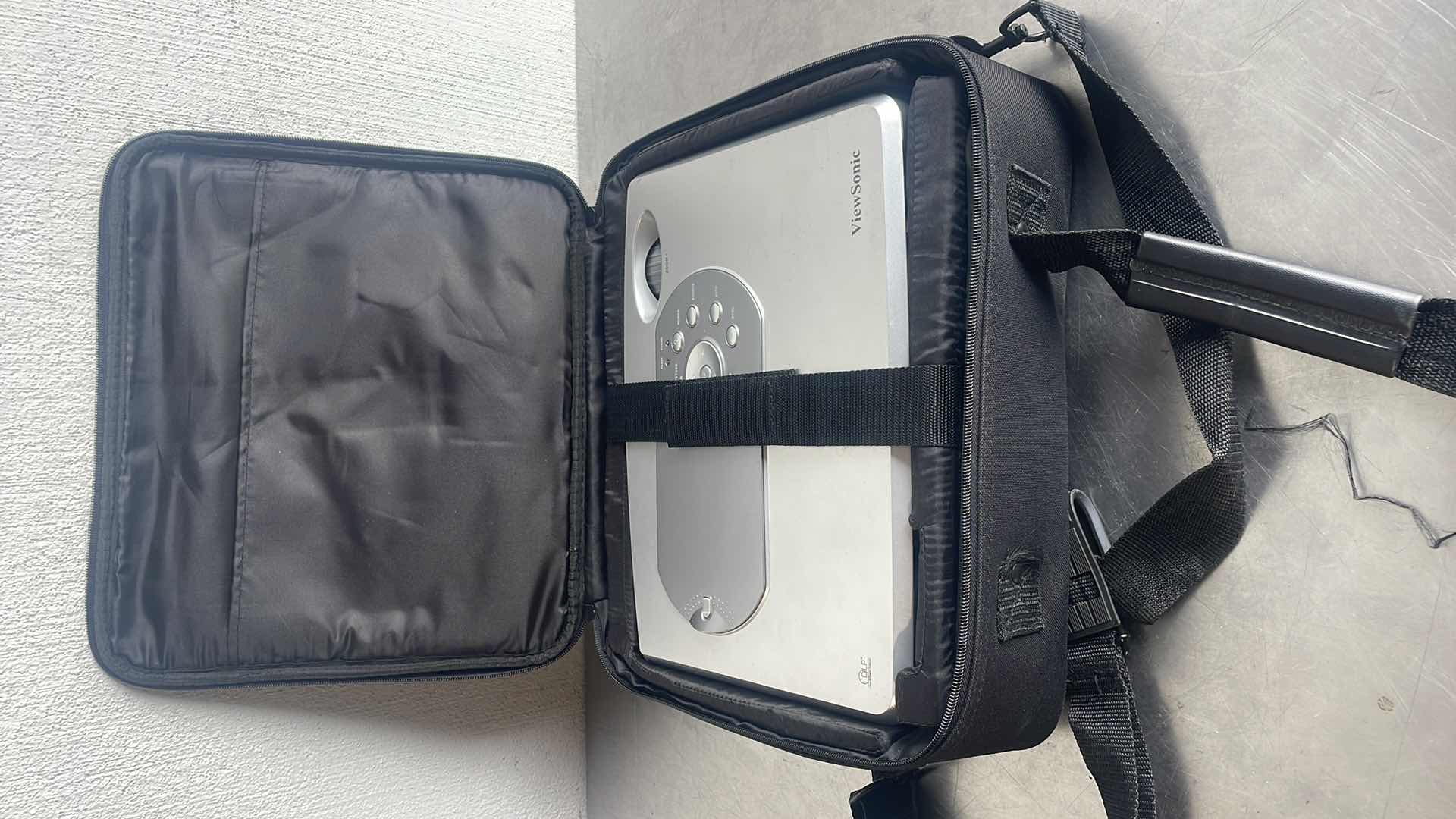 Photo 1 of VIEWSONIC DLP PROJECTOR PJ766D