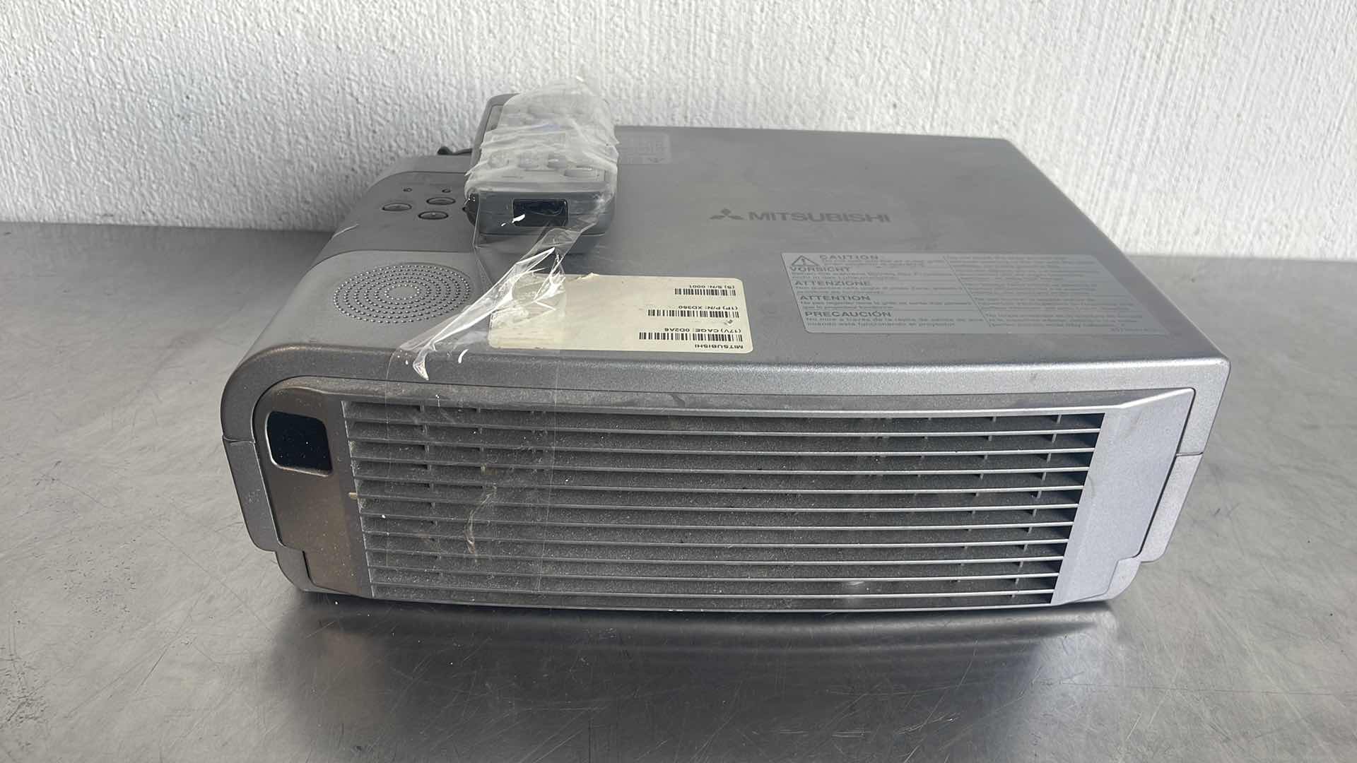 Photo 1 of MITSUBISHI DLP PROJECTOR XD350U