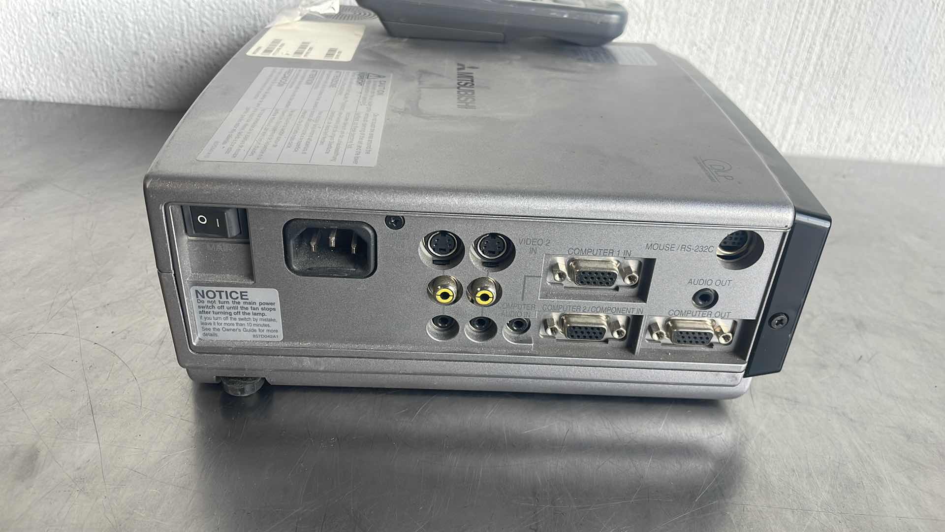 Photo 1 of MITSUBISHI DLP PROJECTOR XD350U