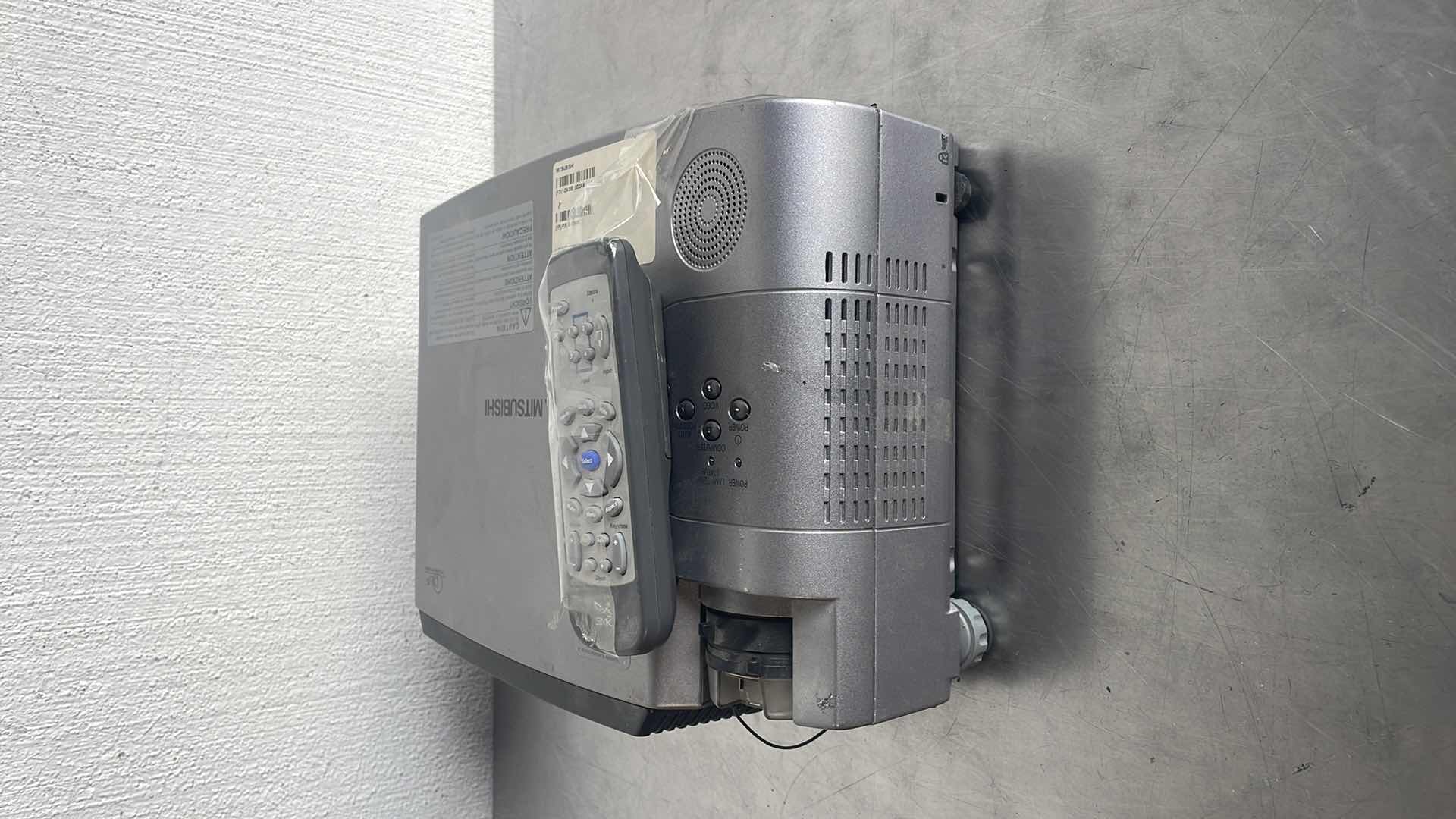 Photo 1 of MITSUBISHI DLP PROJECTOR XD350U