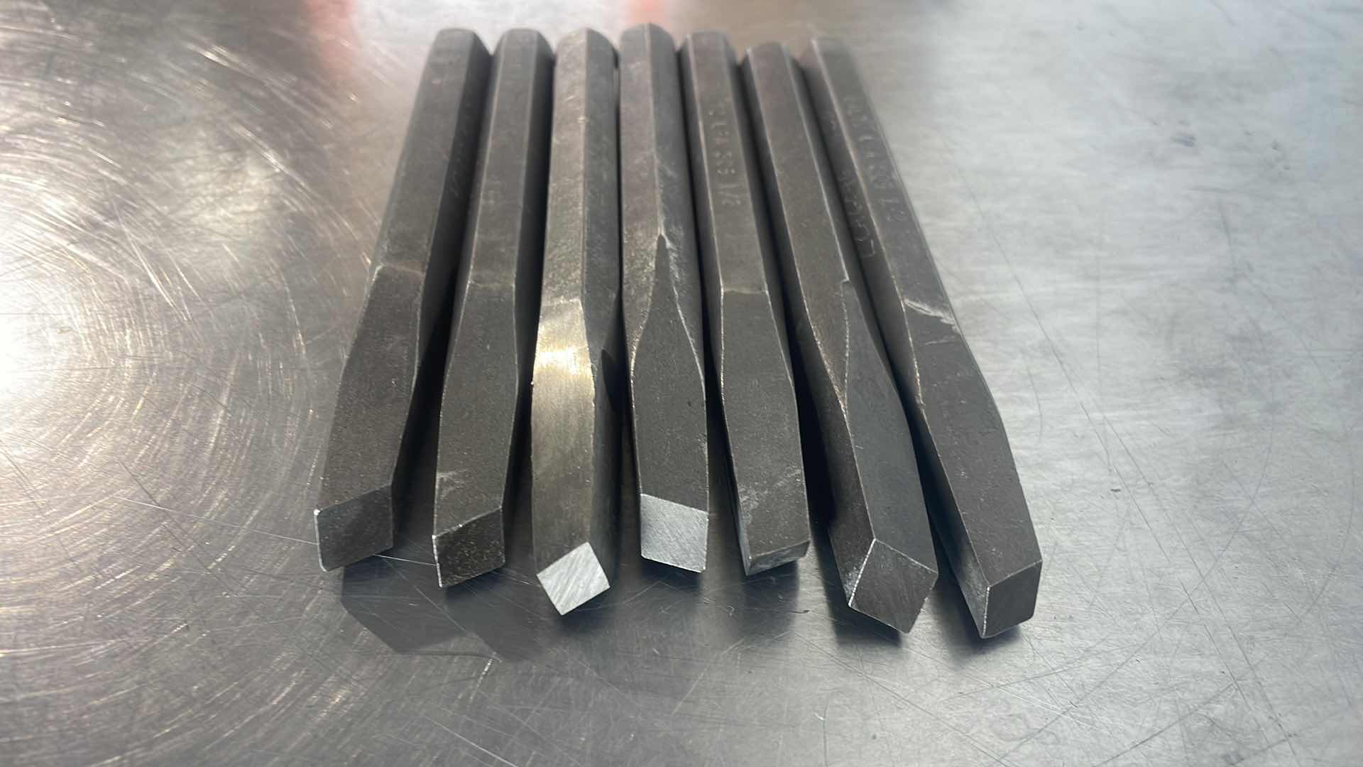 Photo 1 of DIAMOND POINT CHISEL FOR V-SHAPED GROOVES 1/2”