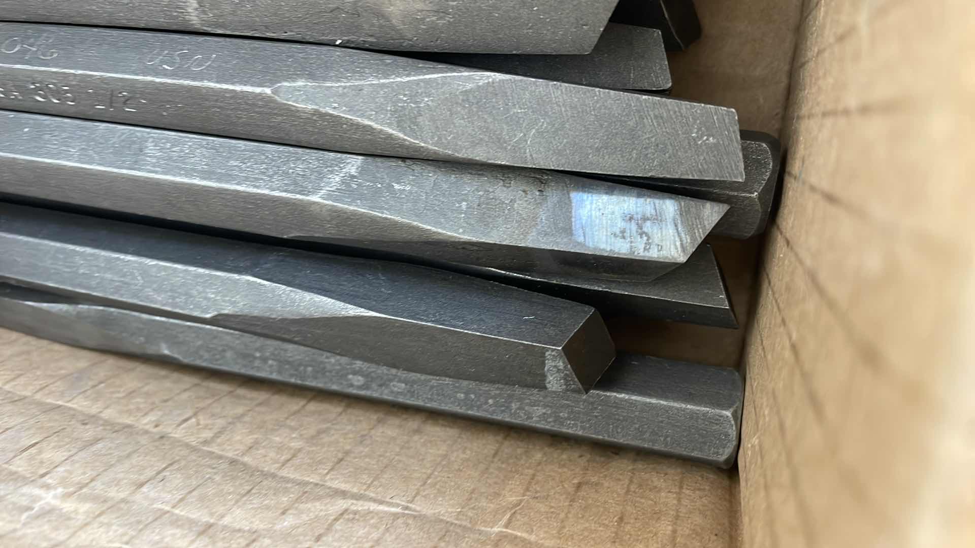 Photo 1 of DIAMOND POINT CHISEL FOR V-SHAPED GROOVES 1/2” (25PCS)