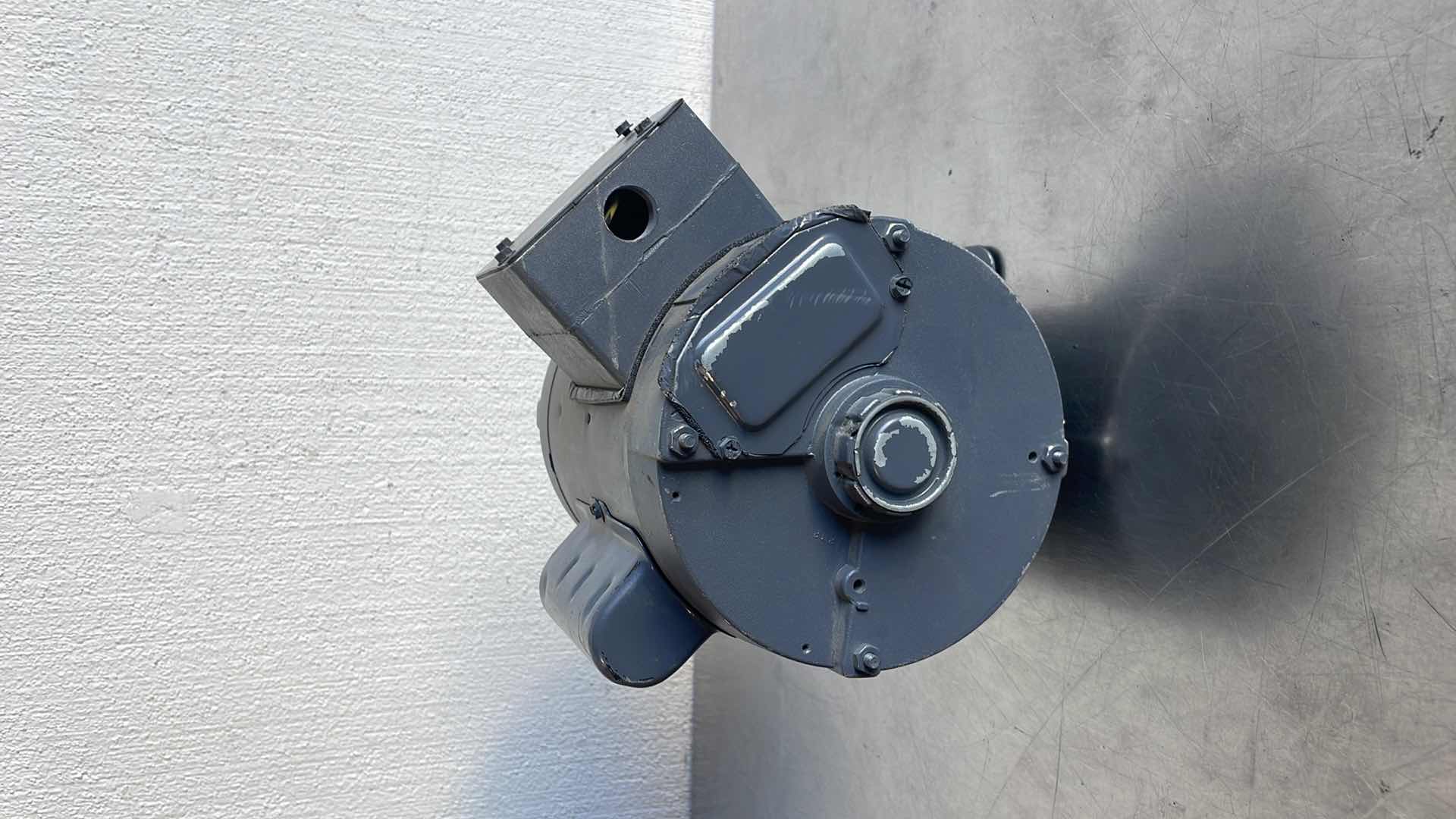 Photo 1 of CENTURY AC MOTOR AO SMITH 
PART NO. 7-181425-01 RPM 3450 1/3HP 115/230V