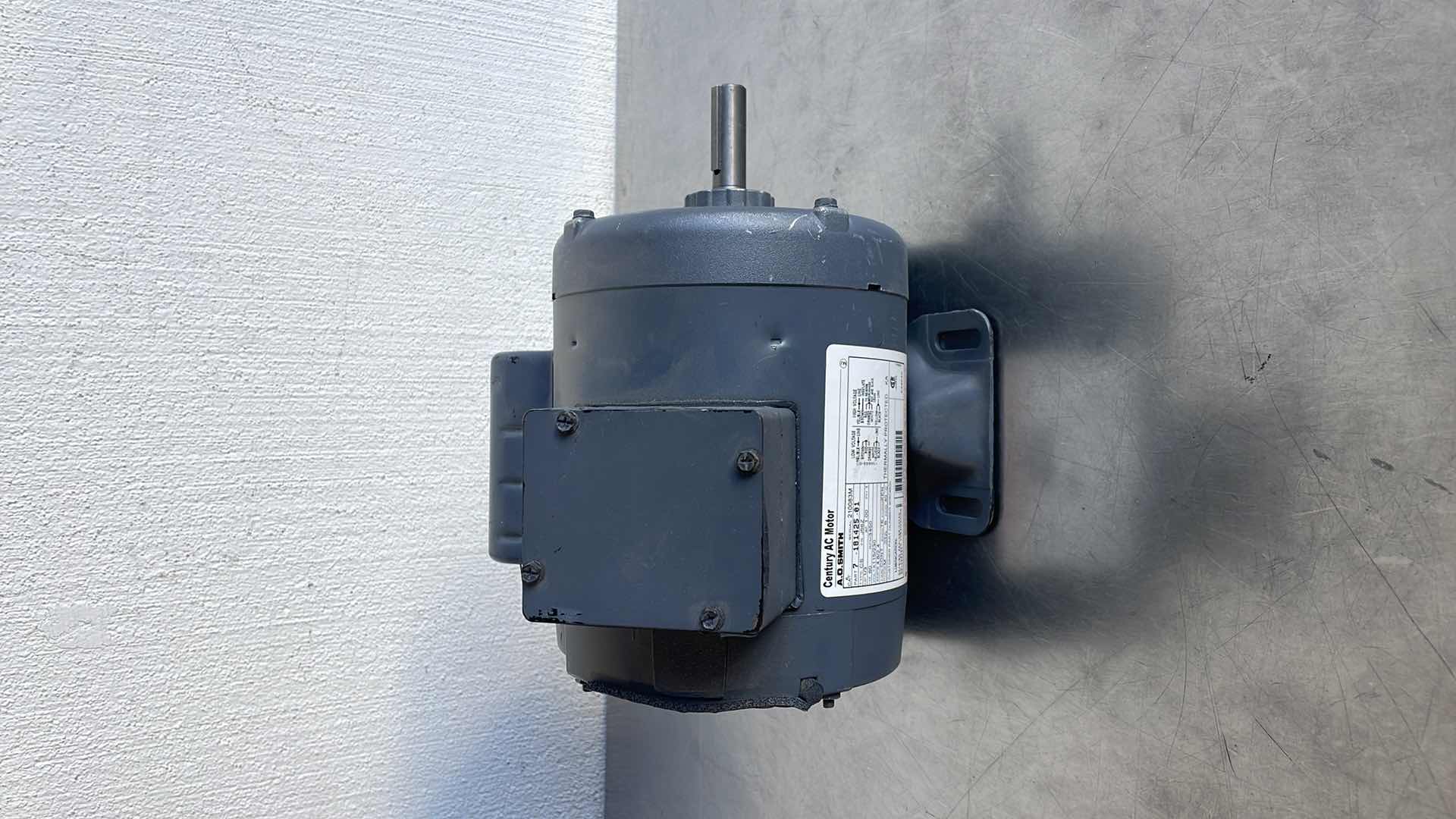 Photo 1 of CENTURY AC MOTOR AO SMITH 
PART NO. 7-181425-01 RPM 3450 1/3HP 115/230V