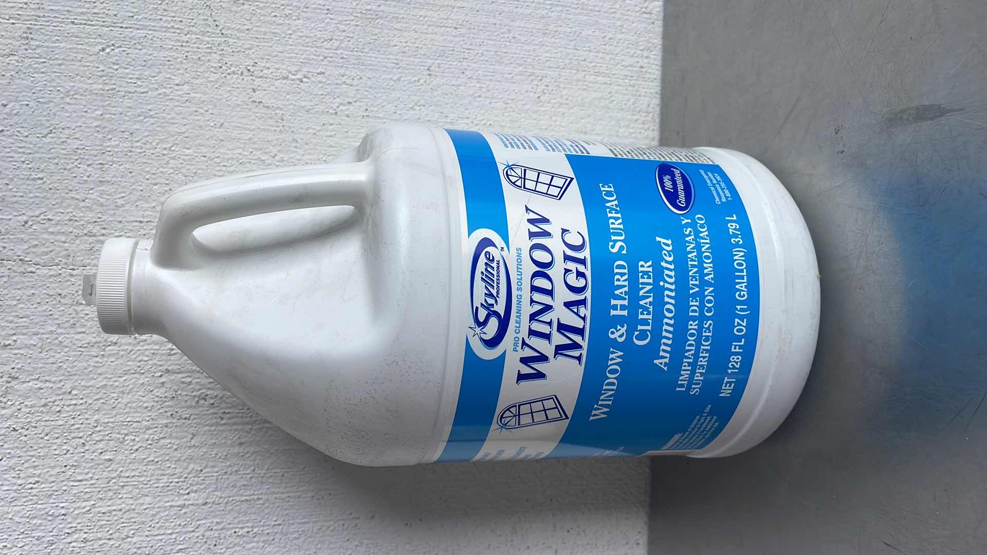 Photo 1 of SKYLINE PROFESSIONAL
PRO CLEANING SOLUTIONS
WINDOW MAGIC
WINDOW & HARD SURFACE CLEANER
1 GALLON