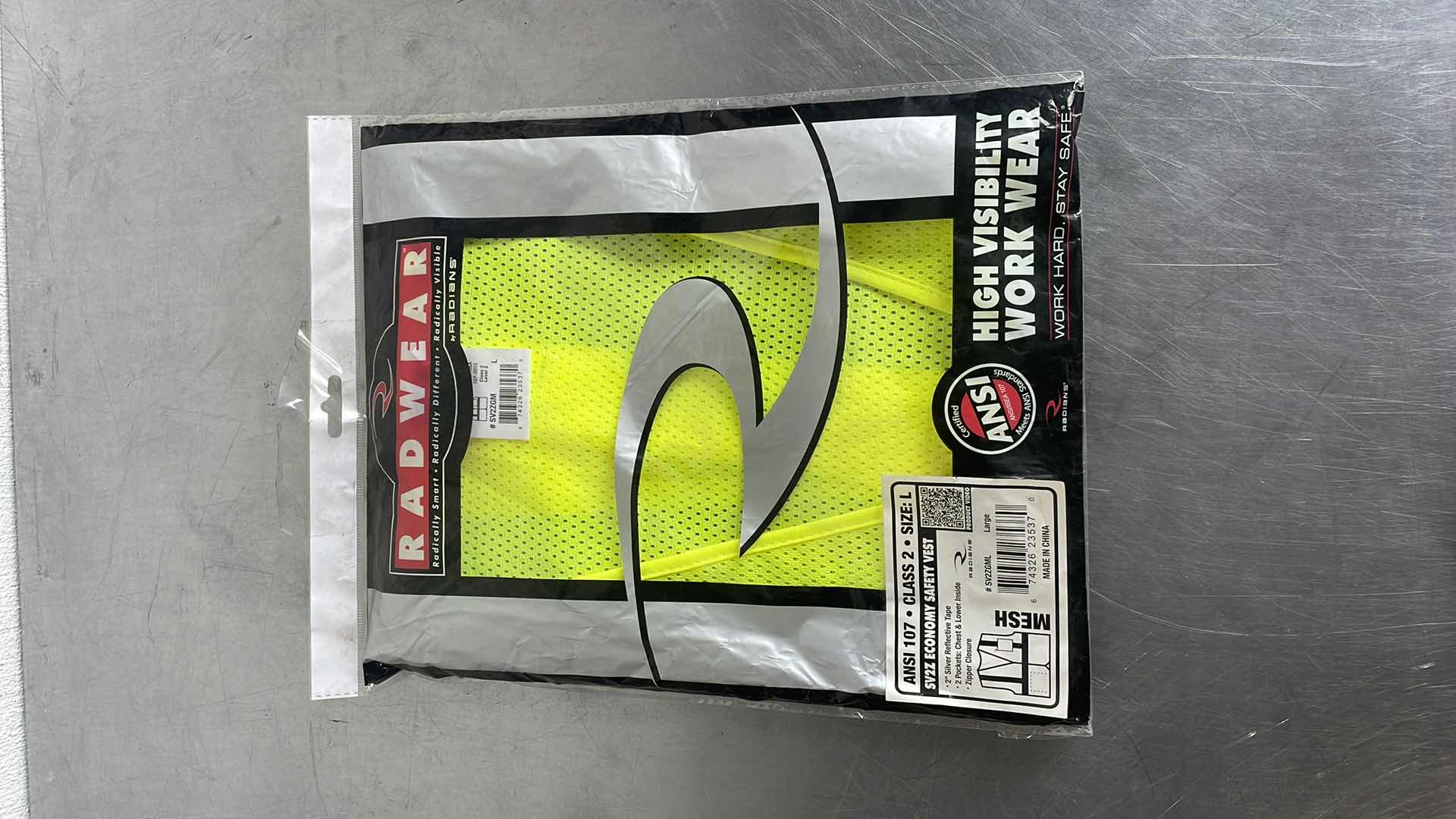 Photo 1 of RADIANS SV2Z ECONOMY TYPE R CLASS 2 SOLID SAFETY VEST WITH ZIPPER SIZE LARGE
