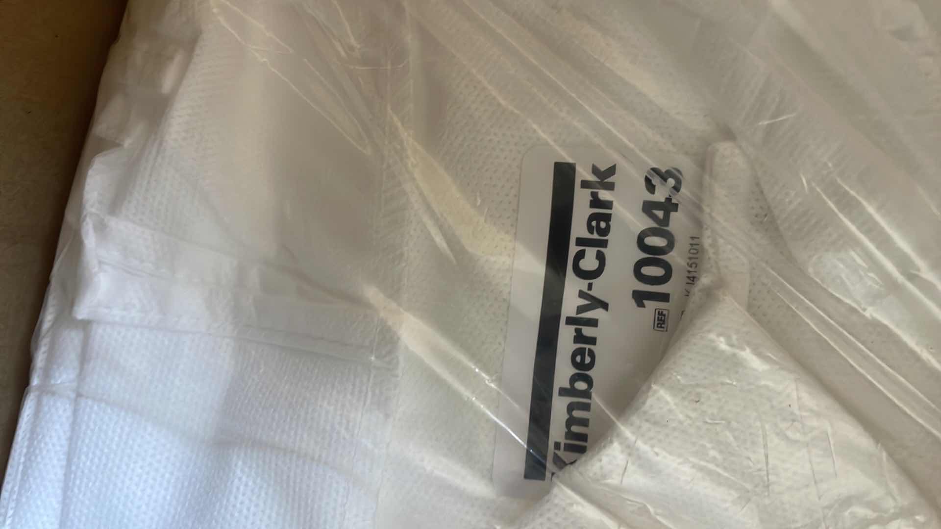 Photo 3 of KIMBERLY-CLARK UNIVERSAL PRECAUTIONS LAB JACKET, WHITE SIZE EXTRA LARGE, PROTECTIVE APPROX 20PCS