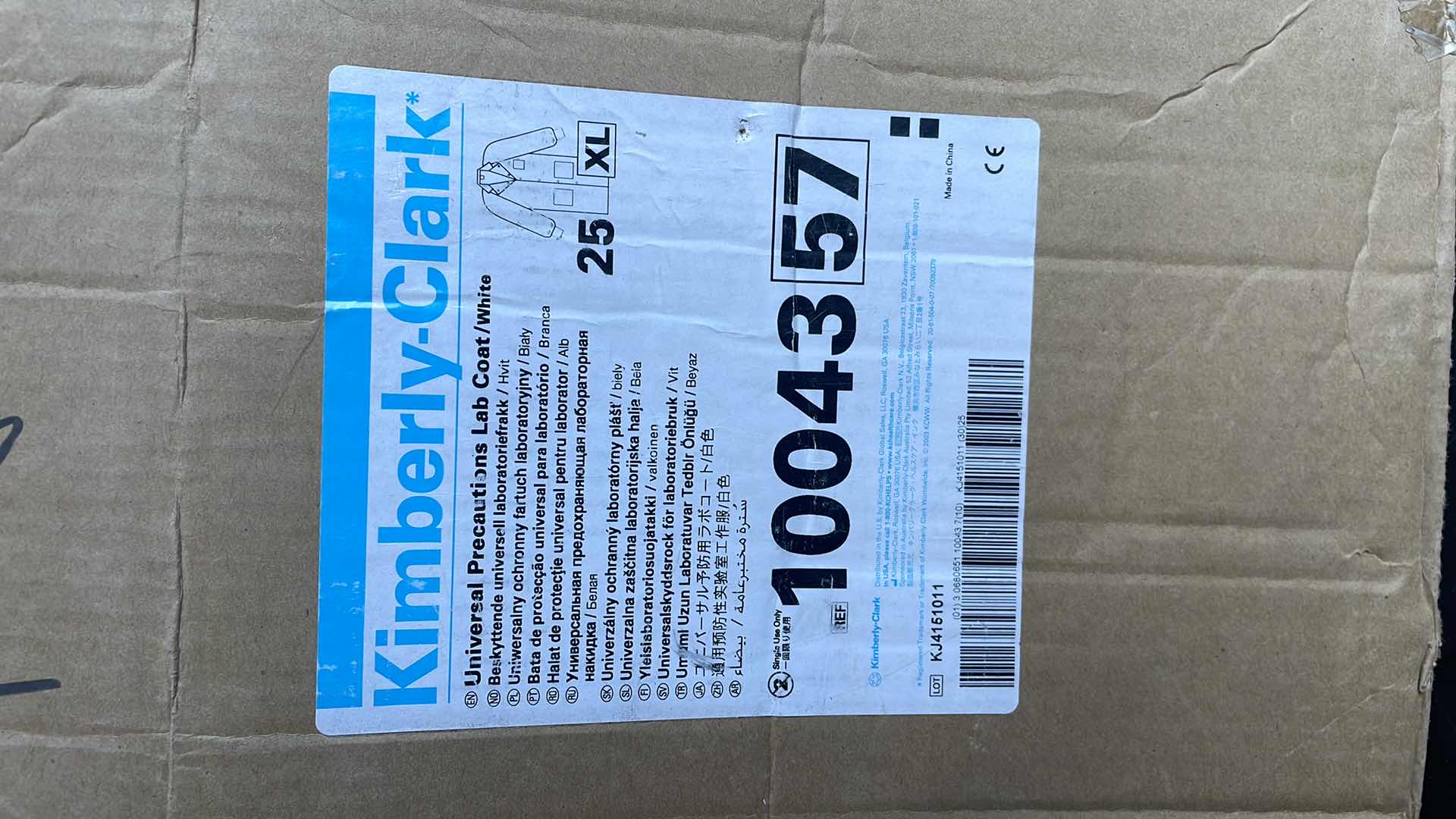 Photo 2 of KIMBERLY-CLARK UNIVERSAL PRECAUTIONS LAB JACKET, WHITE SIZE EXTRA LARGE, PROTECTIVE APPROX 20PCS