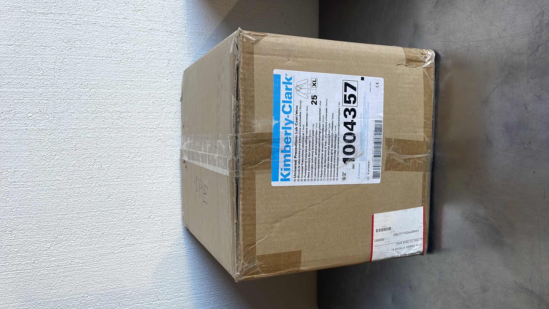 Photo 1 of KIMBERLY-CLARK UNIVERSAL PRECAUTIONS LAB JACKET, WHITE SIZE EXTRA LARGE, PROTECTIVE CASE OF 25