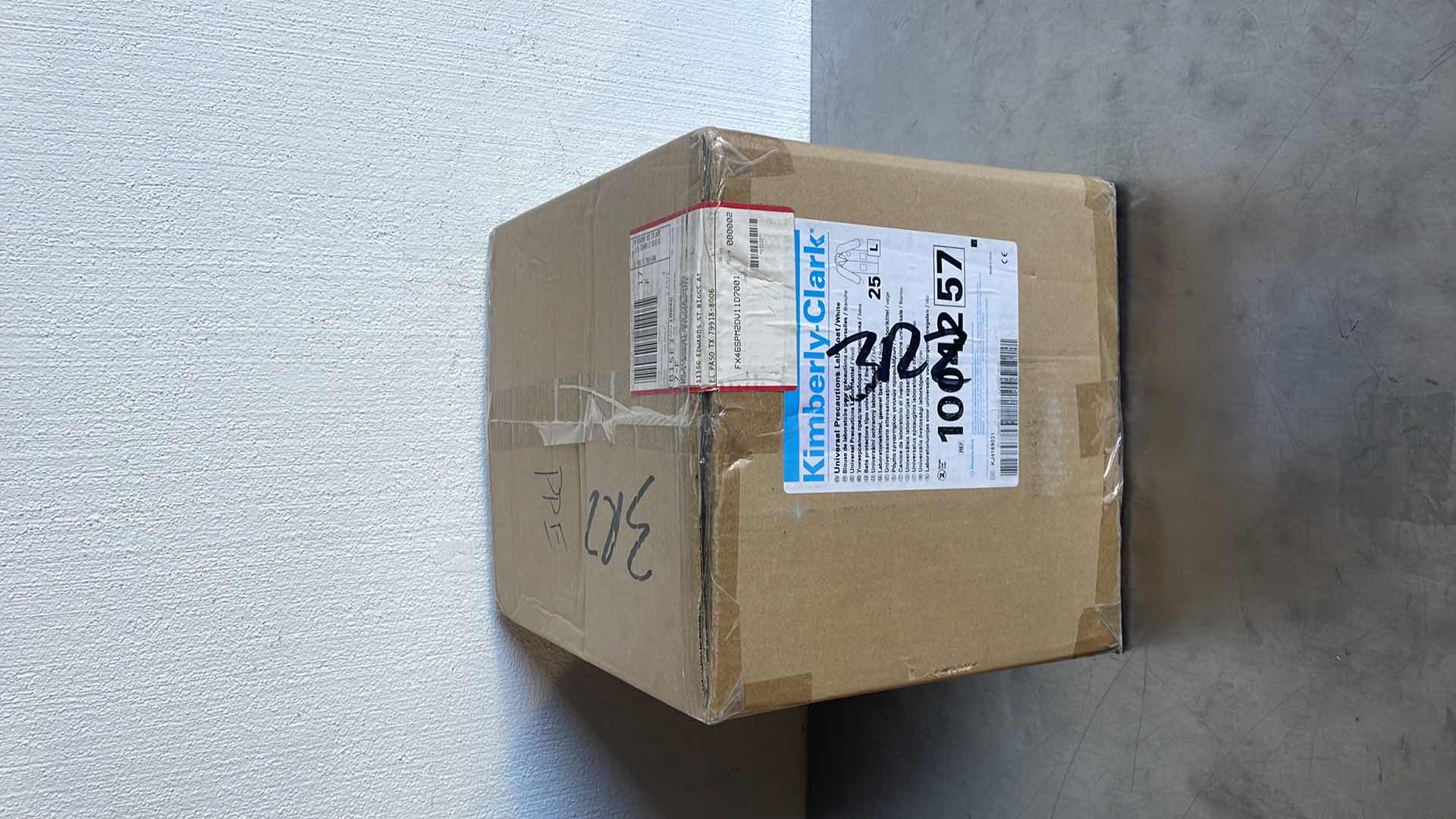 Photo 3 of KIMBERLY-CLARK UNIVERSAL PRECAUTIONS LAB JACKET, WHITE SIZE LARGE, PROTECTIVE CASE OF 25