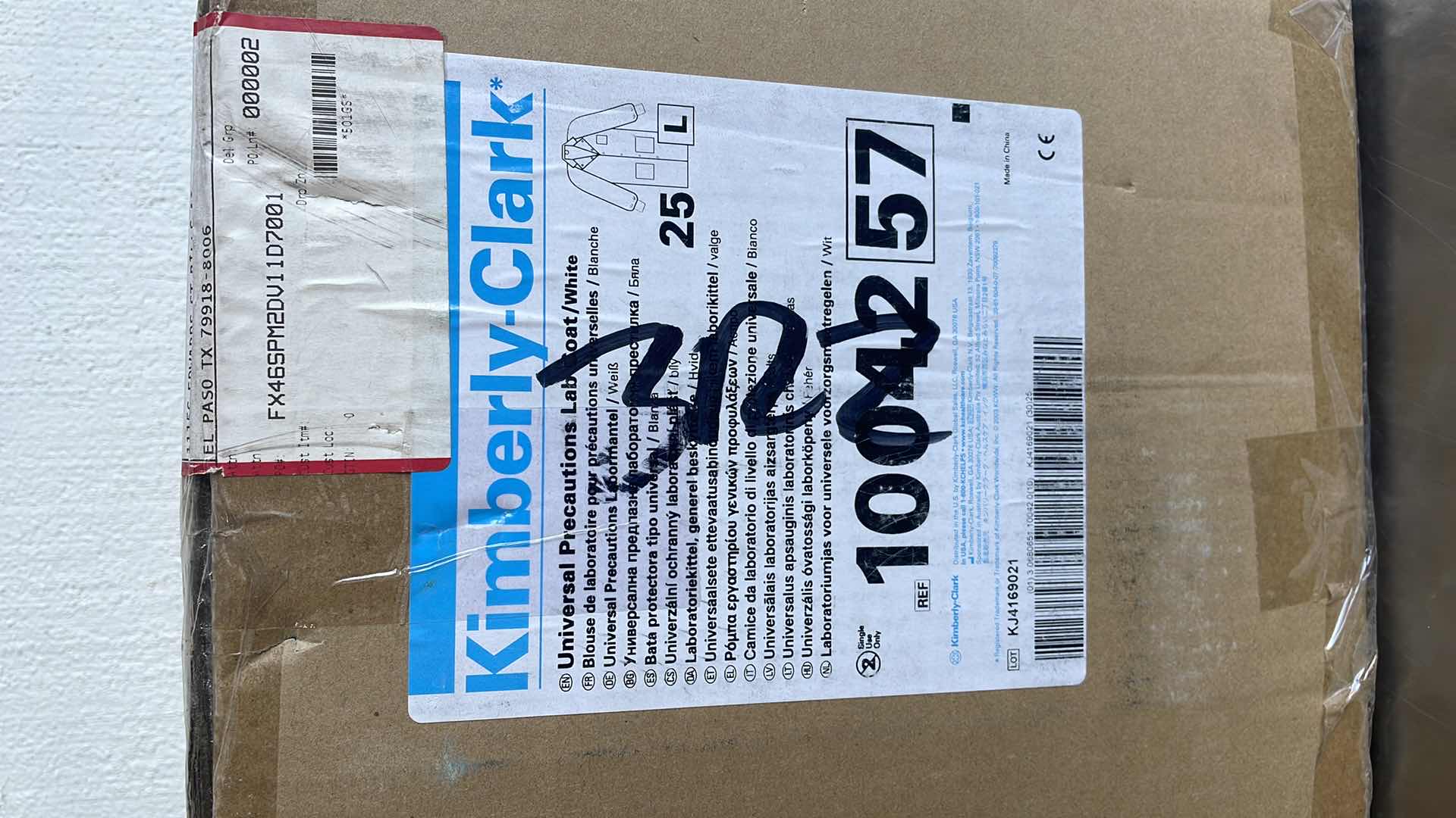 Photo 2 of KIMBERLY-CLARK UNIVERSAL PRECAUTIONS LAB JACKET, WHITE SIZE LARGE, PROTECTIVE CASE OF 25