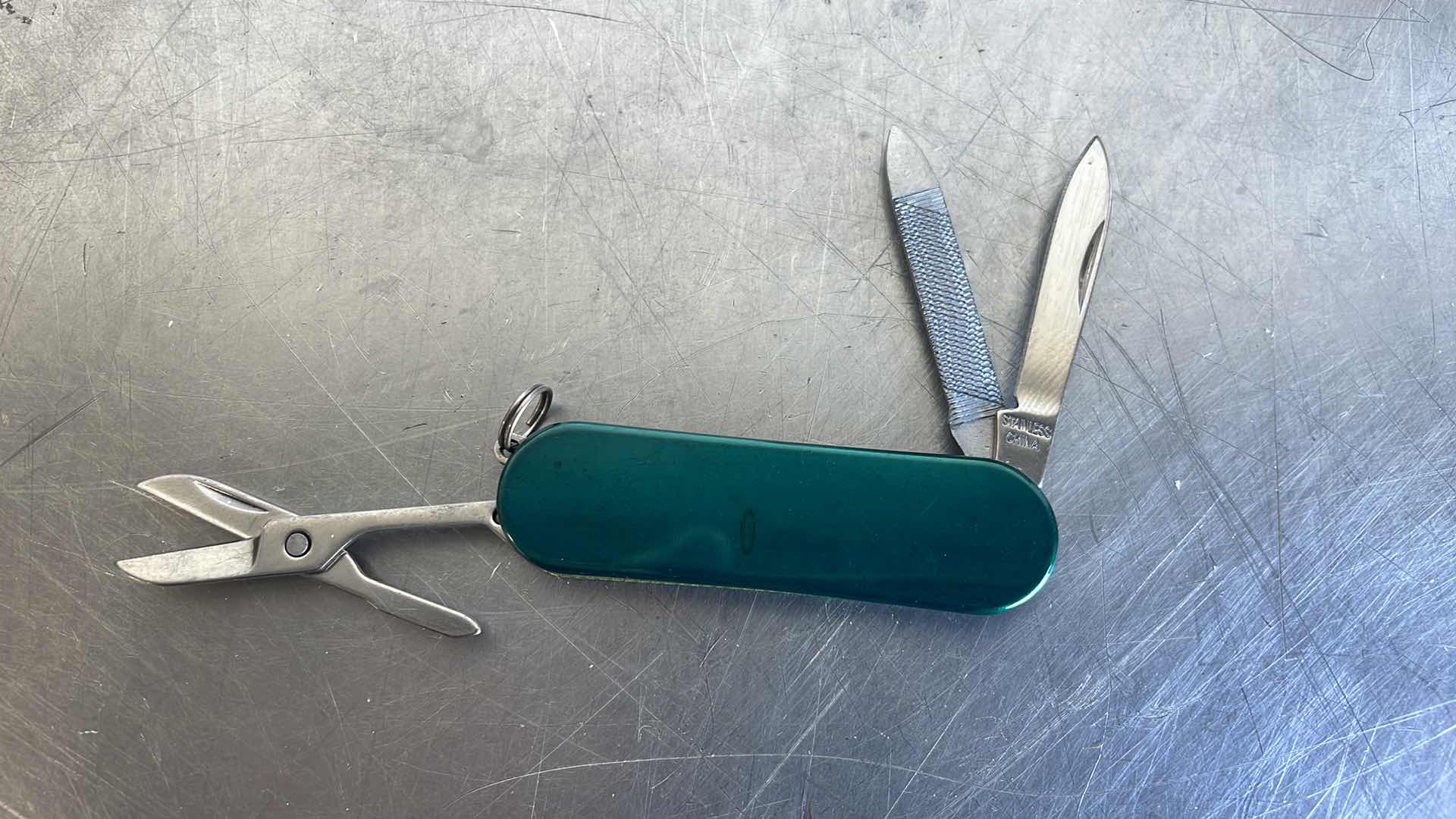 Photo 1 of OUTDOOR 3 FUNCTION CLASSIC STARTER POCKET UTILITY KNIFE/MULTI-TOOL KEYCHAIN GREEN 60PCS