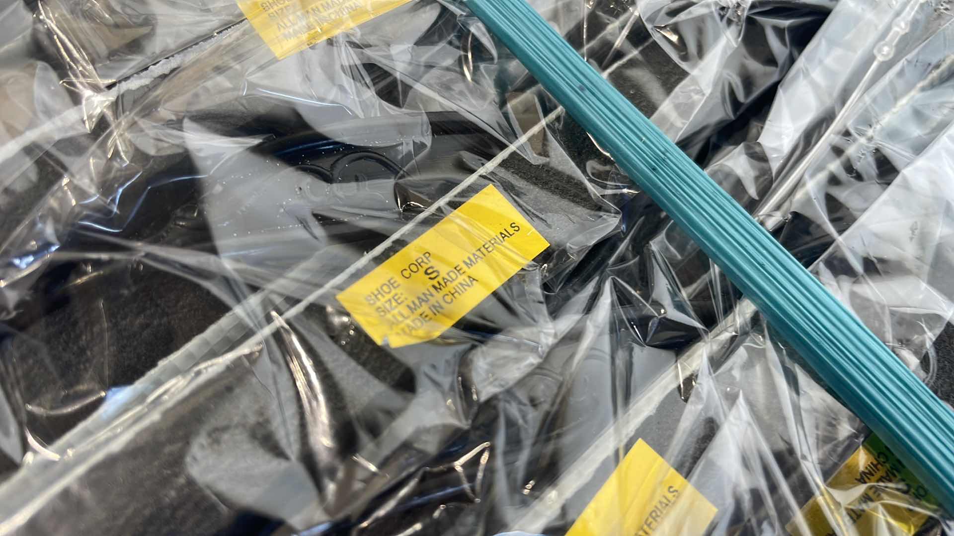 Photo 1 of V-STRAP THONGS 72 PAIRS BLACK/WHITE
SHOWER SHOE CAMPING SIZE SMALL