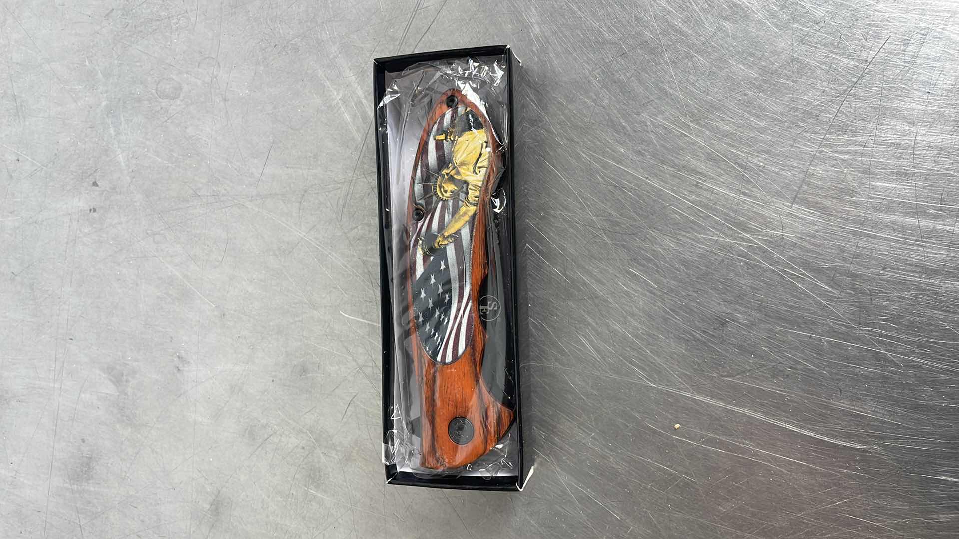 Photo 5 of SE SPRING ASSISTED DROP POINT FOLDING KNIFE WITH STATUE OF LIBERTY DESIGN - KFD20018-5 (4)