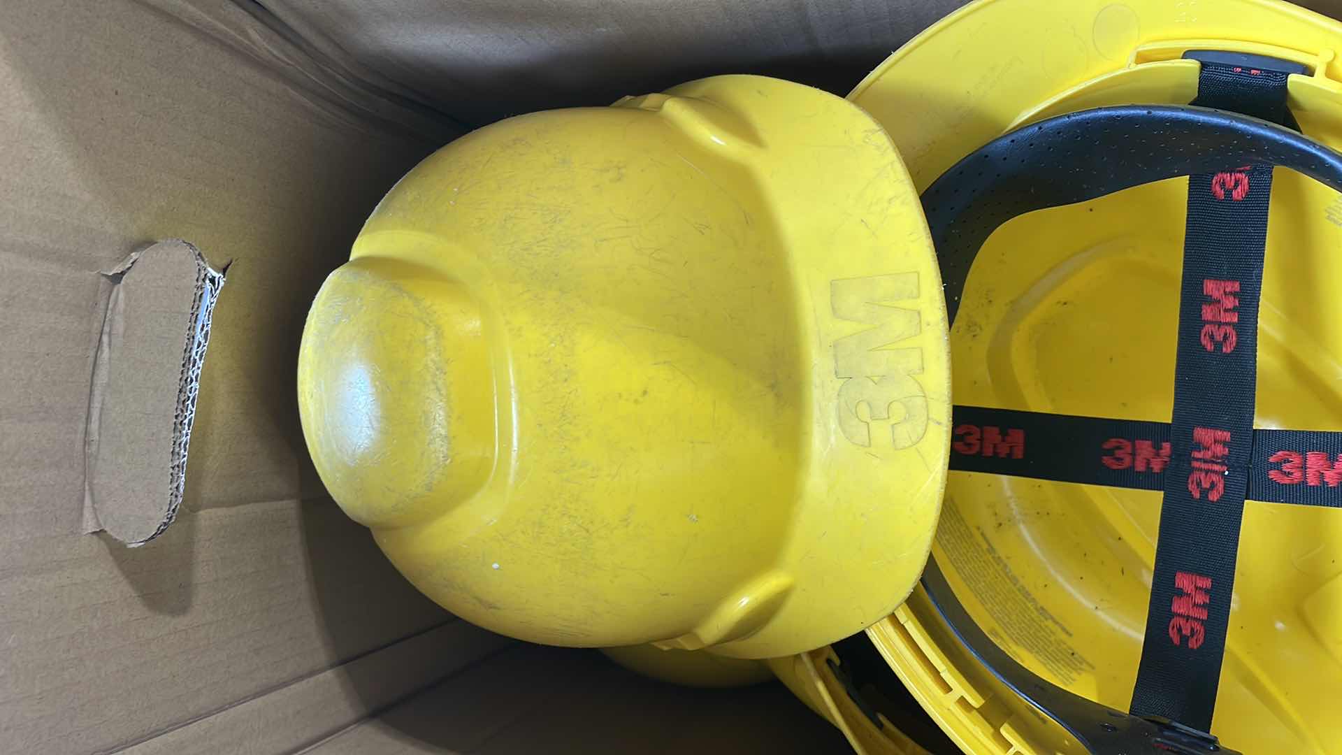 Photo 2 of 3M YELLOW ADJUSTABLE HARD HATS (7)