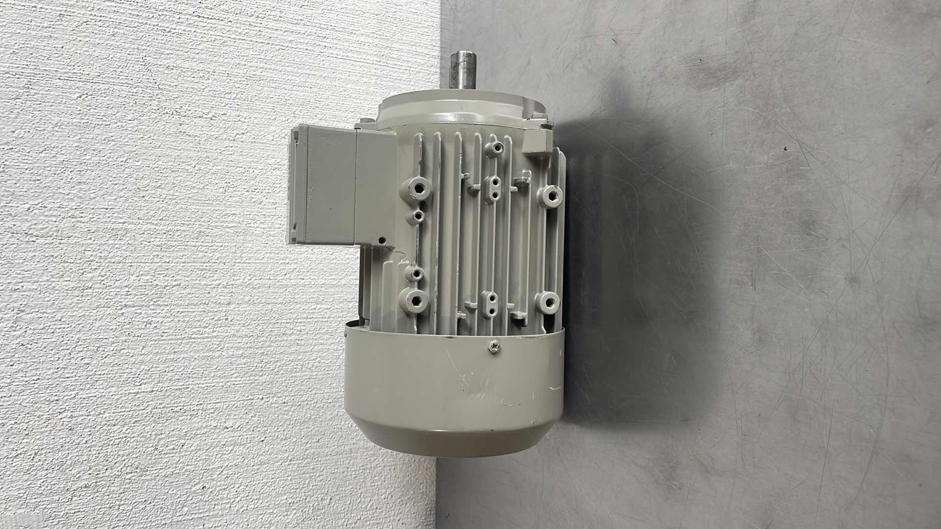 Photo 4 of SIEMENS 1LA7083-6AA92 3 PHASE MOTOR – 0.55KW 9.8KG STANDARD VOLTAGE 480V