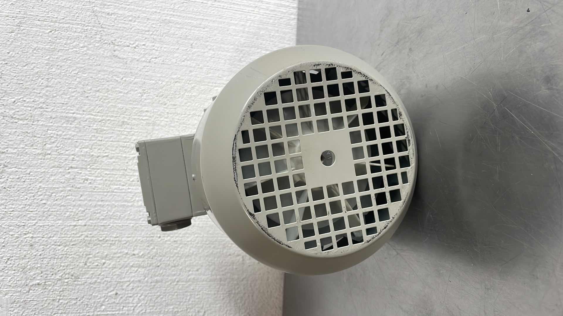 Photo 3 of SIEMENS 1LA7083-6AA92 3 PHASE MOTOR – 0.55KW 9.8KG STANDARD VOLTAGE 480V