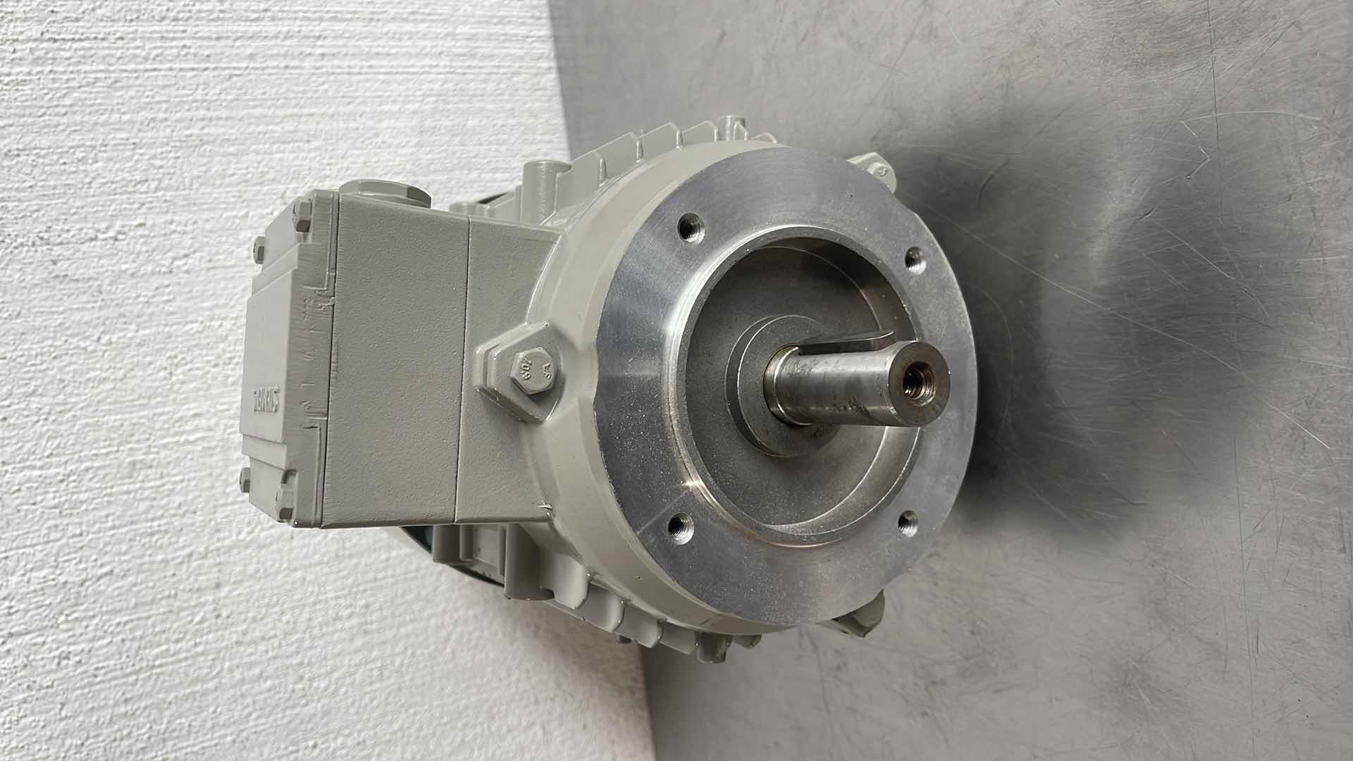 Photo 5 of SIEMENS 1LA7083-6AA92 3 PHASE MOTOR – 0.55KW 9.8KG STANDARD VOLTAGE 480V