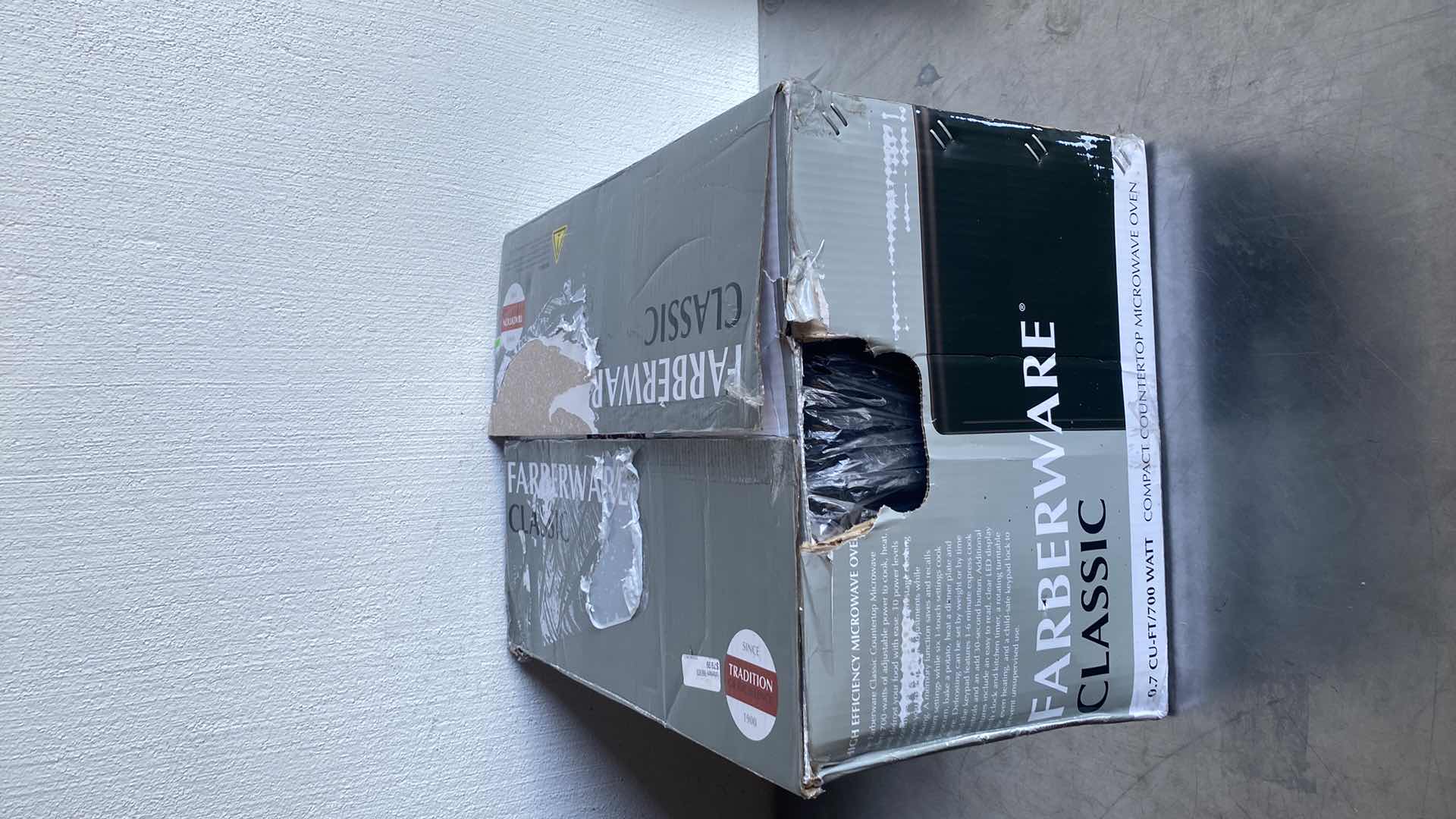 Photo 2 of FARBERWARE CLASSIC COUNTER TOP MICROWAVE 0.7 CU-FT 700 WATT