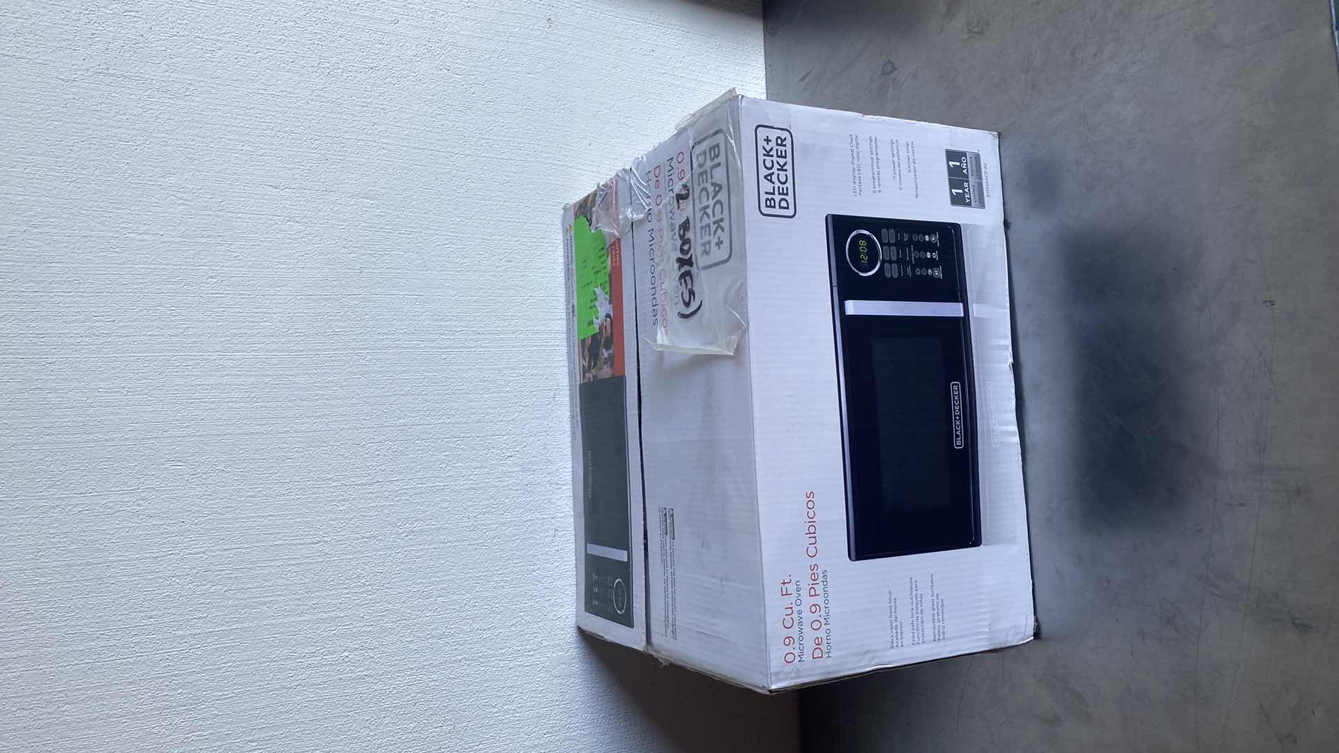 Photo 1 of BLACK + DECKER MICROWAVE OVEN 0.9 CU-FT.