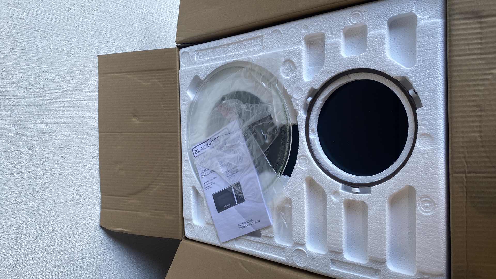 Photo 1 of BLACK + DECKER MICROWAVE OVEN 0.9 CU-FT.