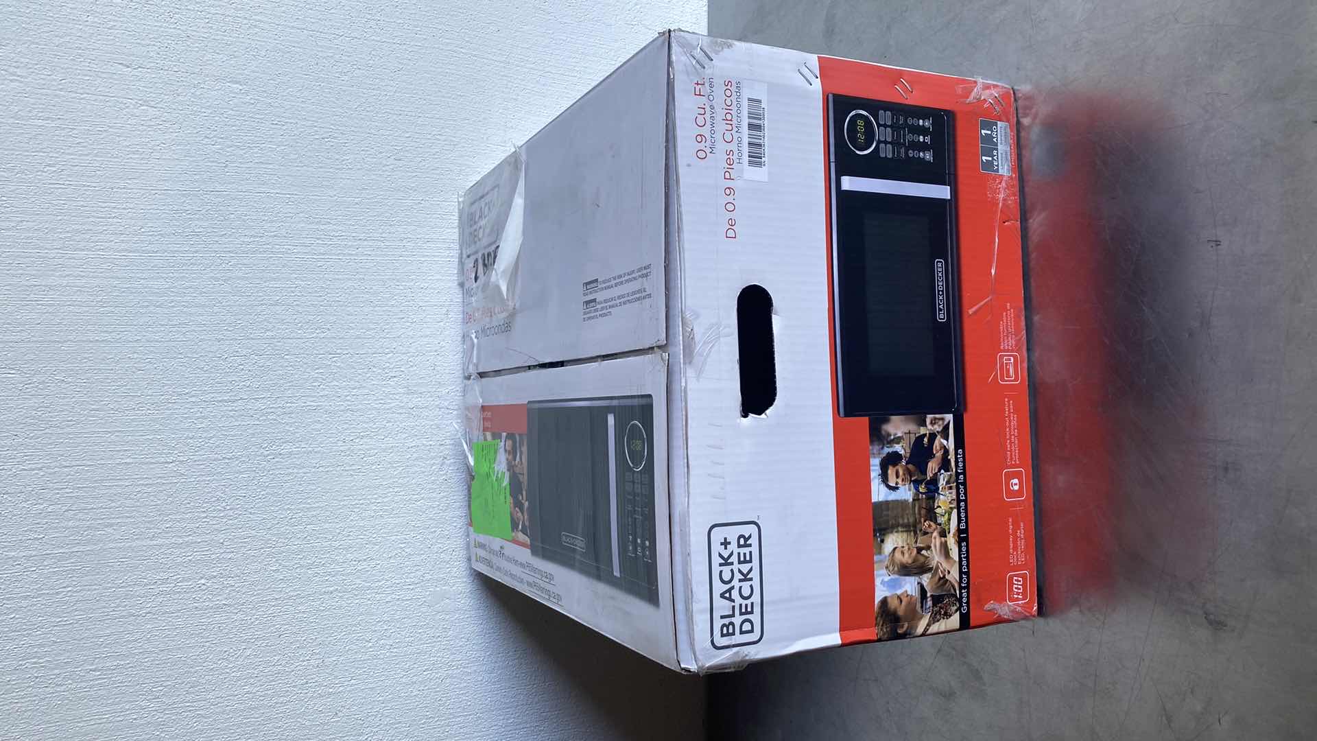 Photo 1 of BLACK + DECKER MICROWAVE OVEN 0.9 CU-FT.