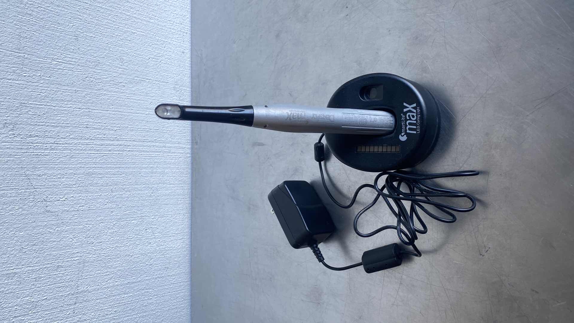 Photo 1 of DENTSPLY SIRONA SMARTLITE MAX LED
CURING LIGHT #644050 W/CHARGER
CABLE & CRADLE