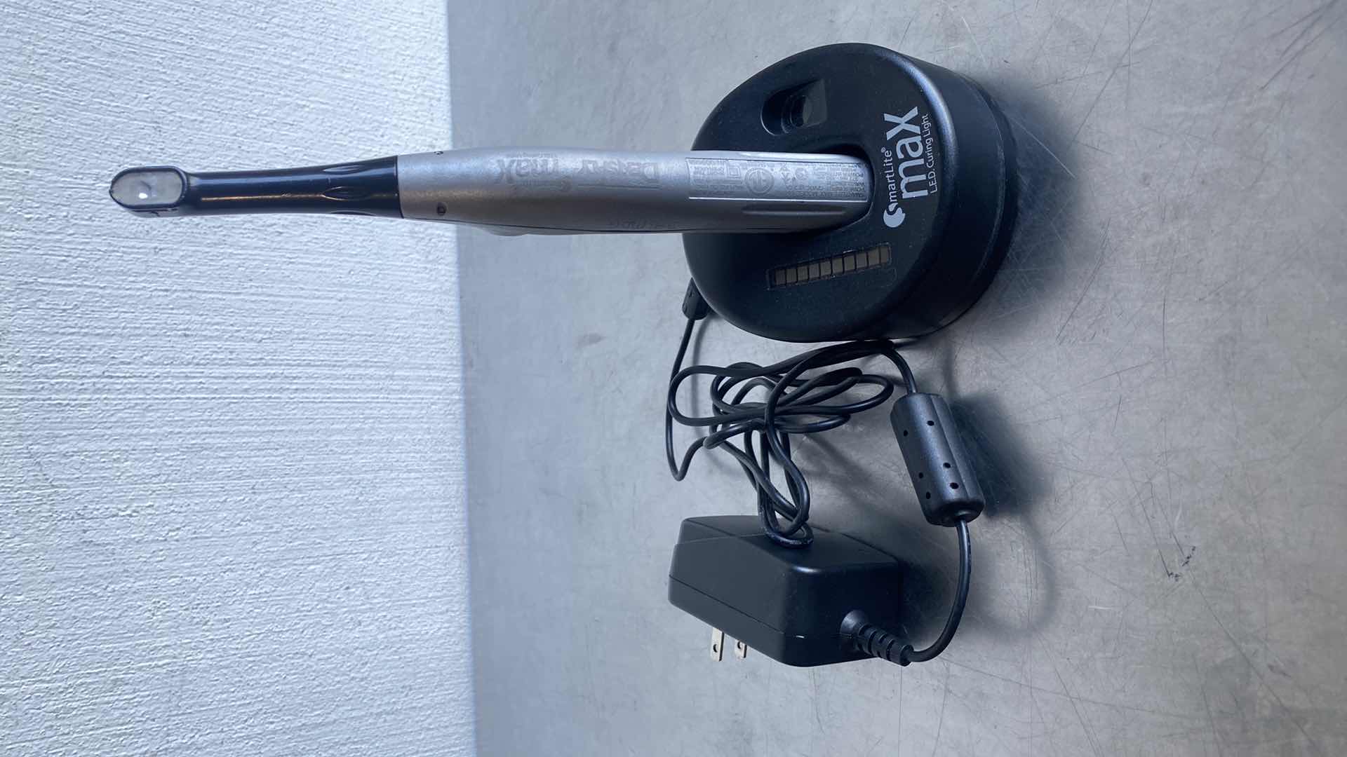 Photo 1 of DENTSPLY SIRONA SMARTLITE MAX LED
CURING LIGHT #644050 W/CHARGER
CABLE & CRADLE