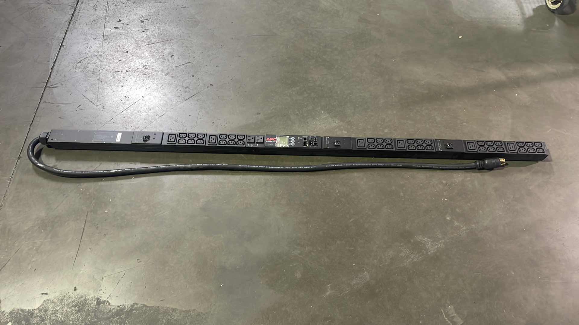 Photo 1 of APC NETSHELTER RACK PDU, METERED, 0U, 8.6KW 208V 3-PHASE 30A, (36) C13, (6) C19, AND (2) NEMA 5-20R OUTLETS MODEL AP8865