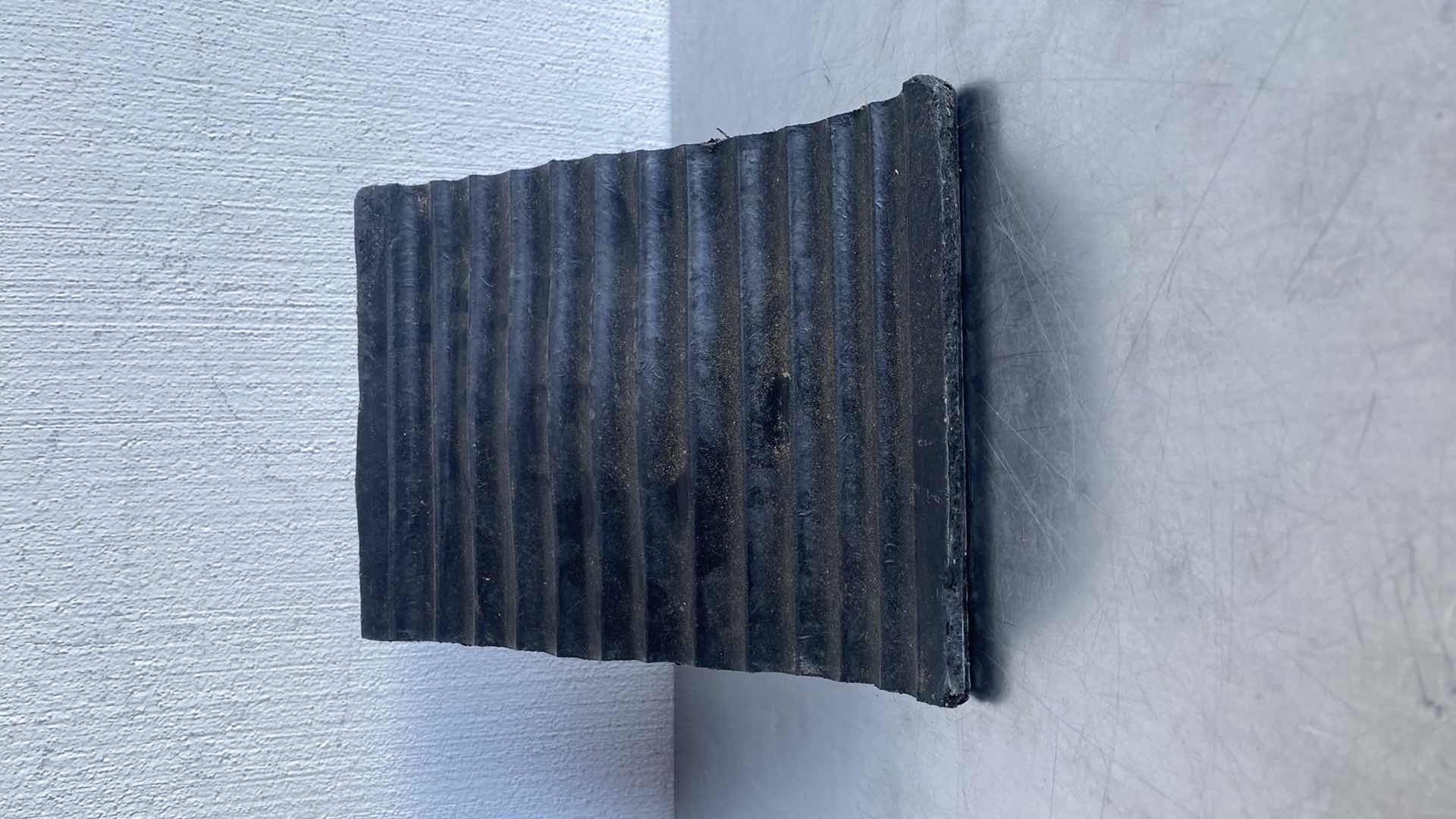 Photo 1 of HRX LARGE RUBBER CONTOUR CHOCK