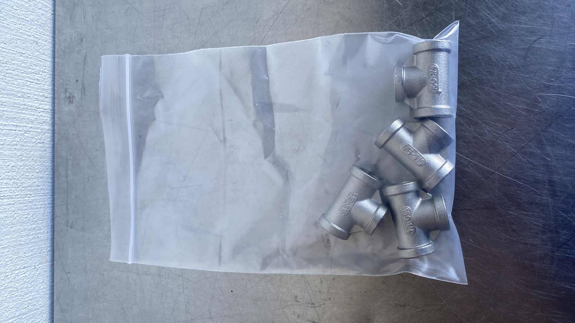 Photo 1 of 1/4" FNPT 316 STAINLESS STEEL
PIPE TEE FITTING 150 LB 1/4 X 1/4 X 1/4 (4PCS)