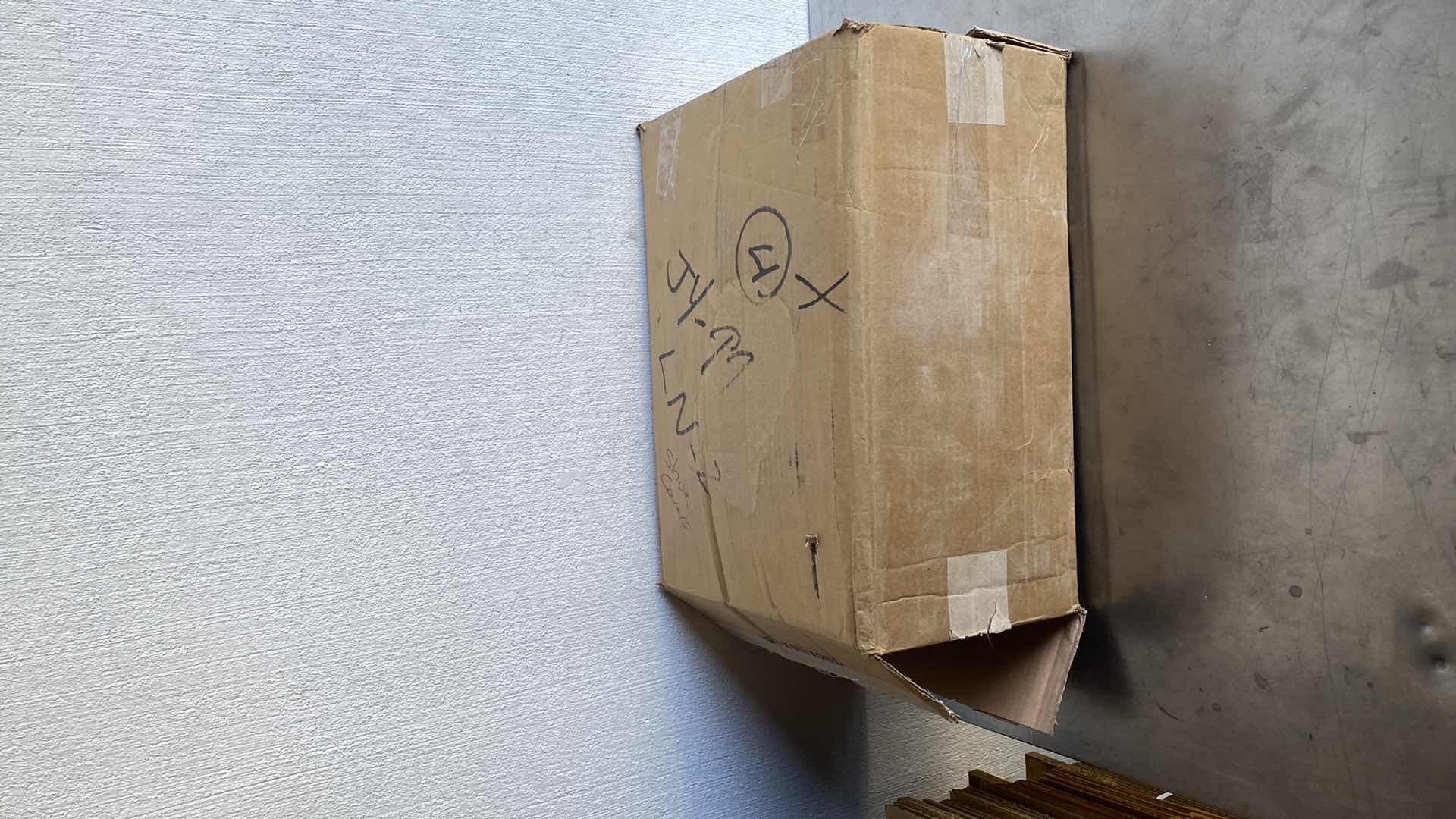 Photo 1 of KNEW HIGH SHOE COVERS NON SKIDD 
UNKNOWN QUANTITY APPROX 25