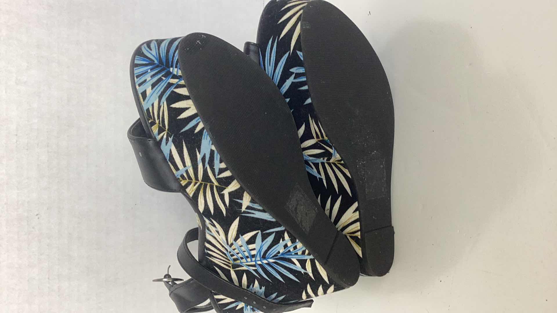 Photo 1 of CHARLOTTE RUSSE TROPICAL WEDGE HEEL SANDAL SIZE 8