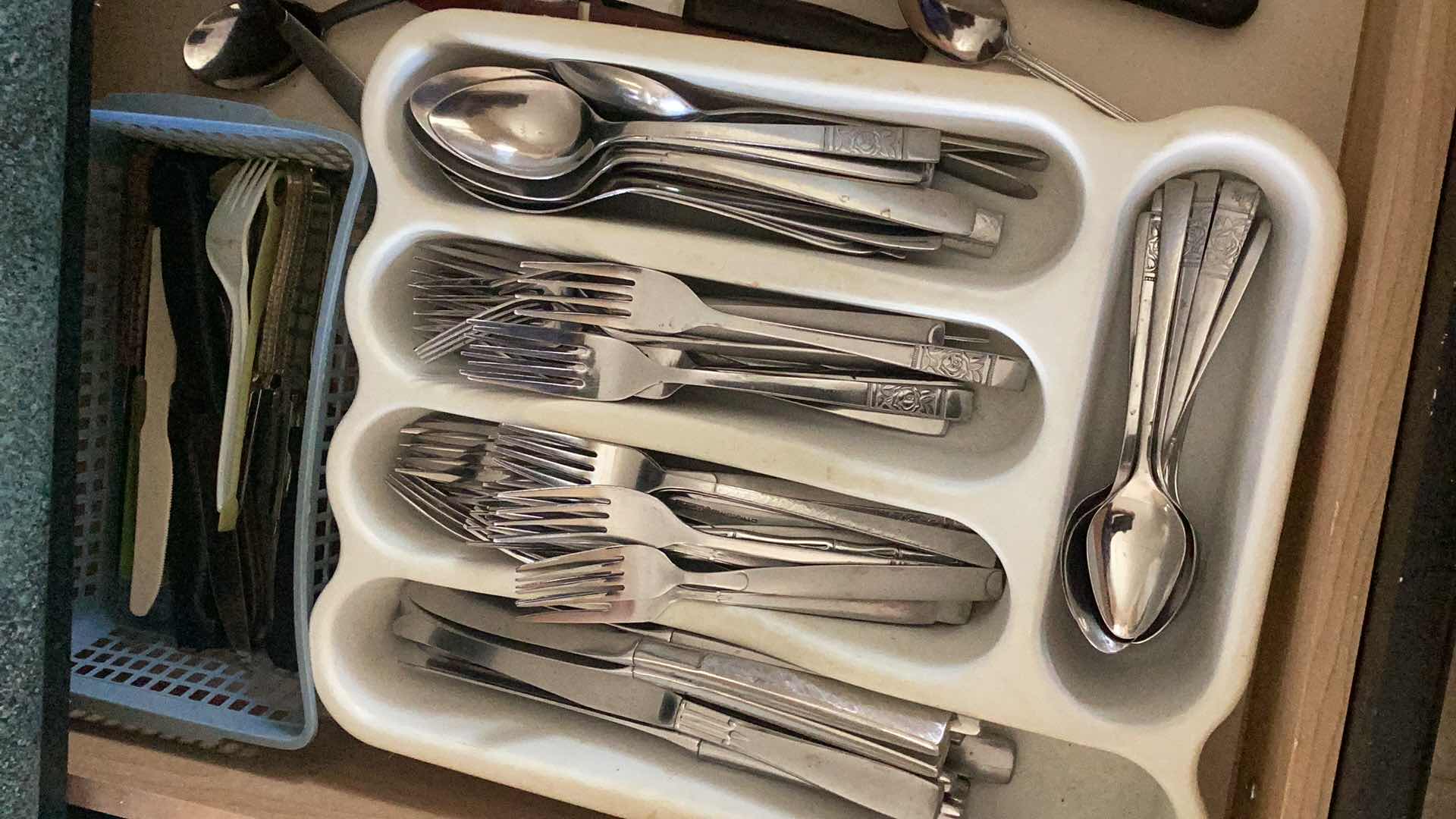 Photo 1 of CONTENTS OF DRAWER