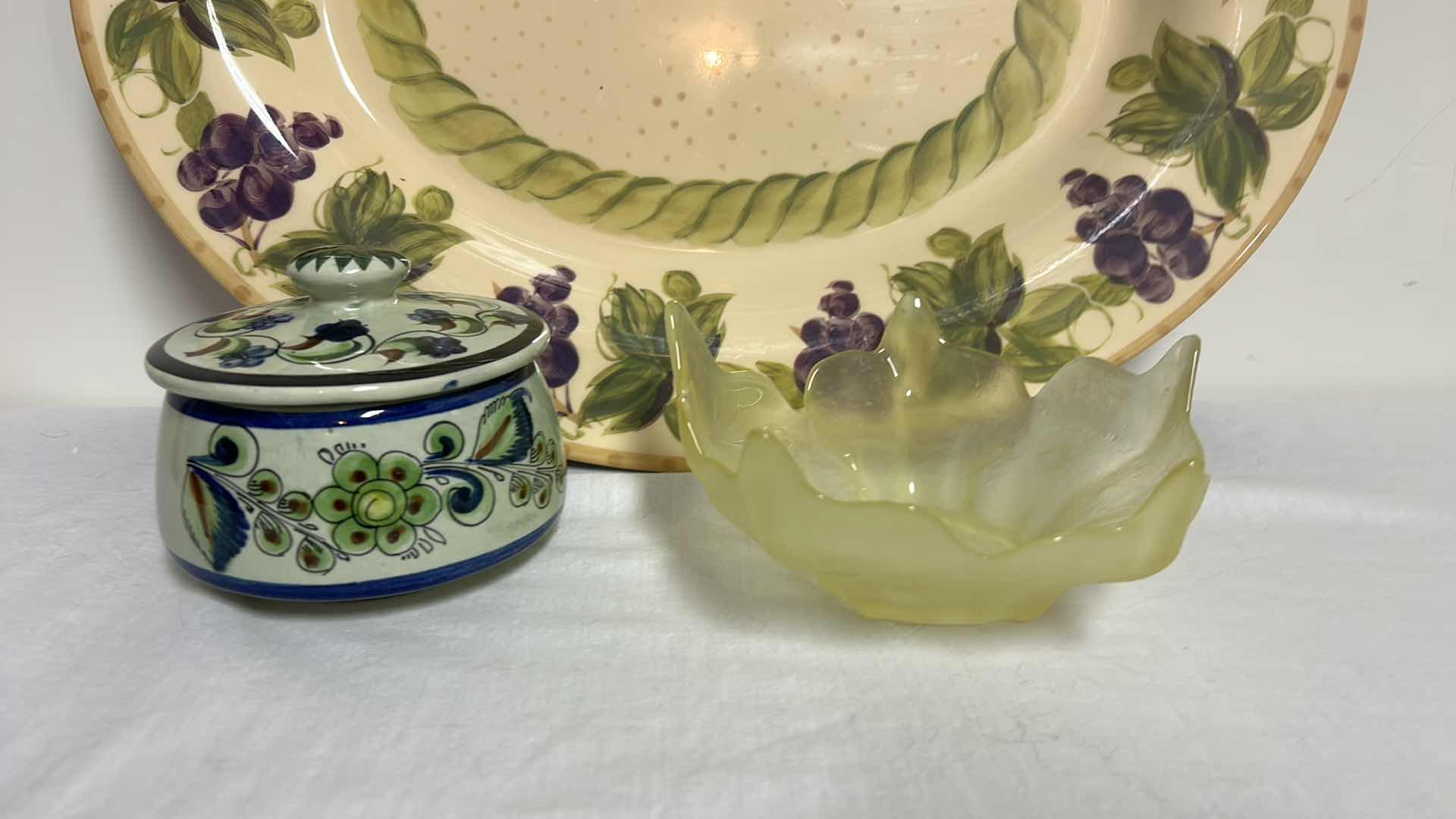 Photo 3 of KITCHEN DECOR - PORCELAIN AND GLASS ASSORTMENT