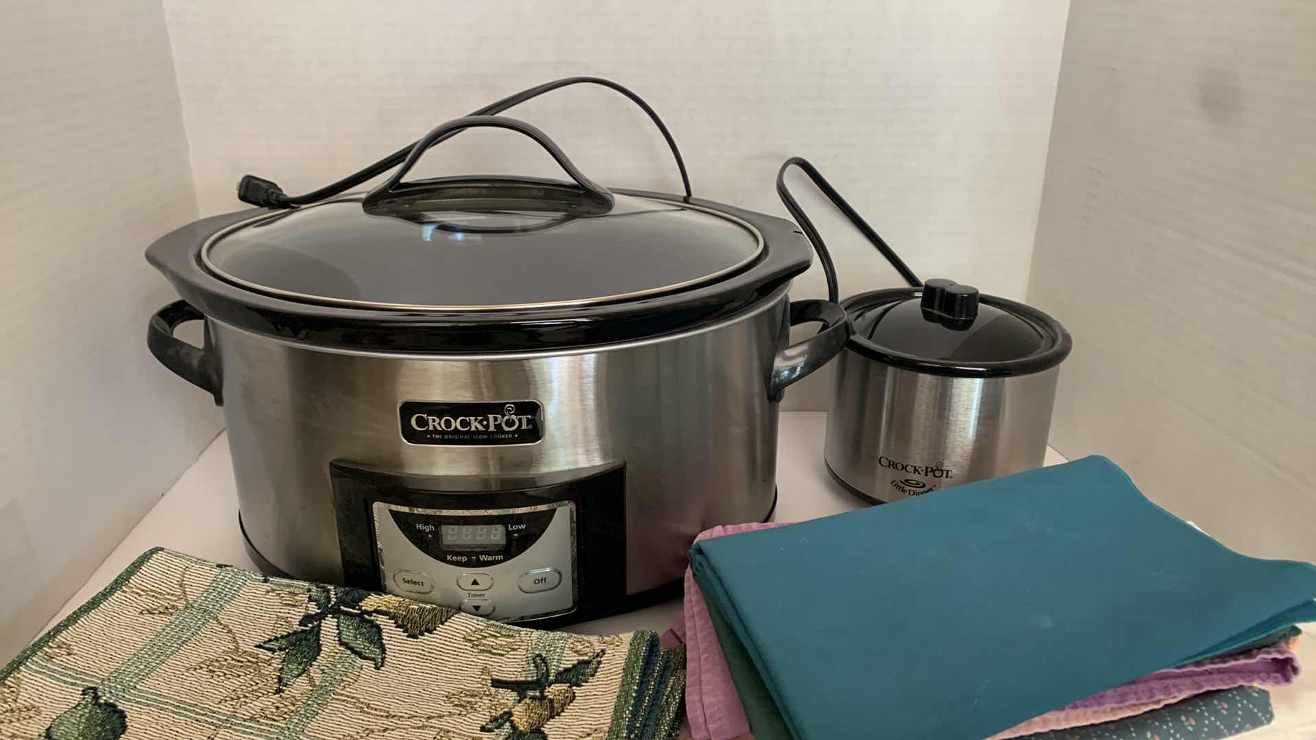 Photo 1 of CROCK POT SLOW COOKER AND LITTLE DIPPER WITH SET OF PLACEMATS AND CLOTH NAPKINS