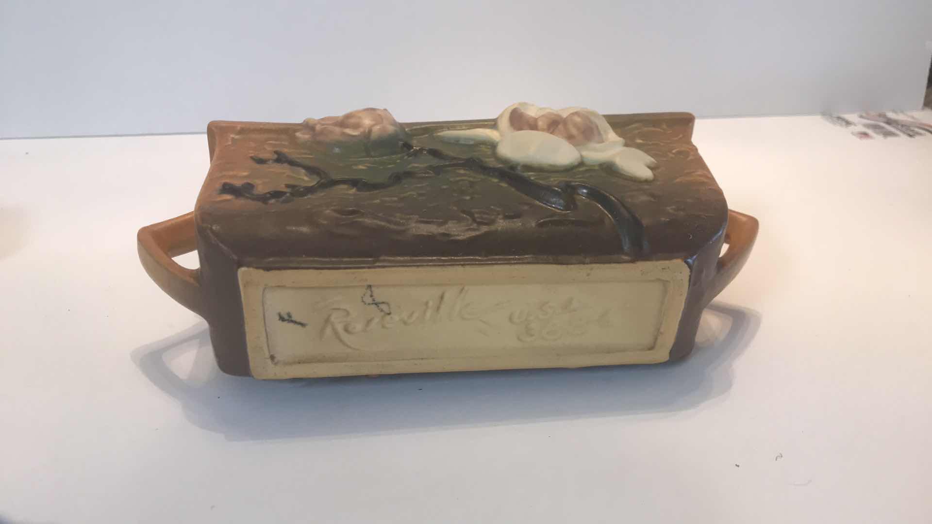 Photo 1 of ROSEVILLE ART POTTERY 1943 MAGNOLIA 2 HANDLED WINDOW PLANTER