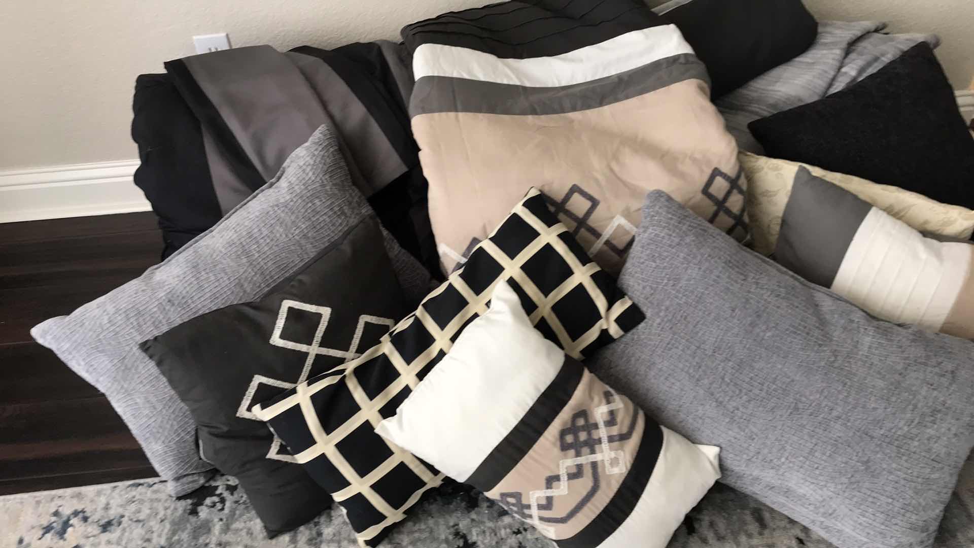 Photo 1 of 3 QUEEN/ FULL BEDDING WITH ACCENT 