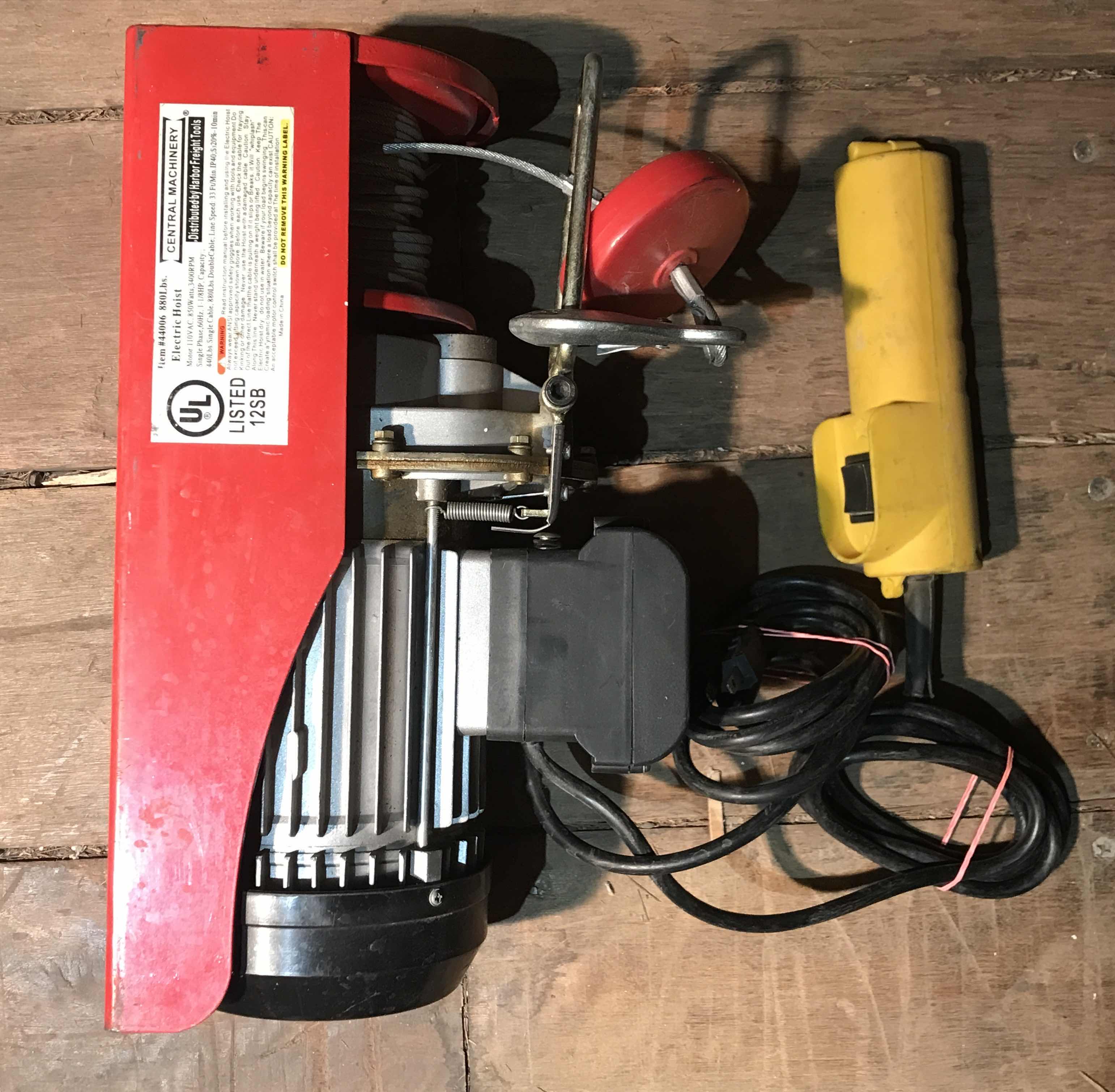 Photo 1 of CENTRAL MACHINERY 880 LBS ELECTRIC HOIST