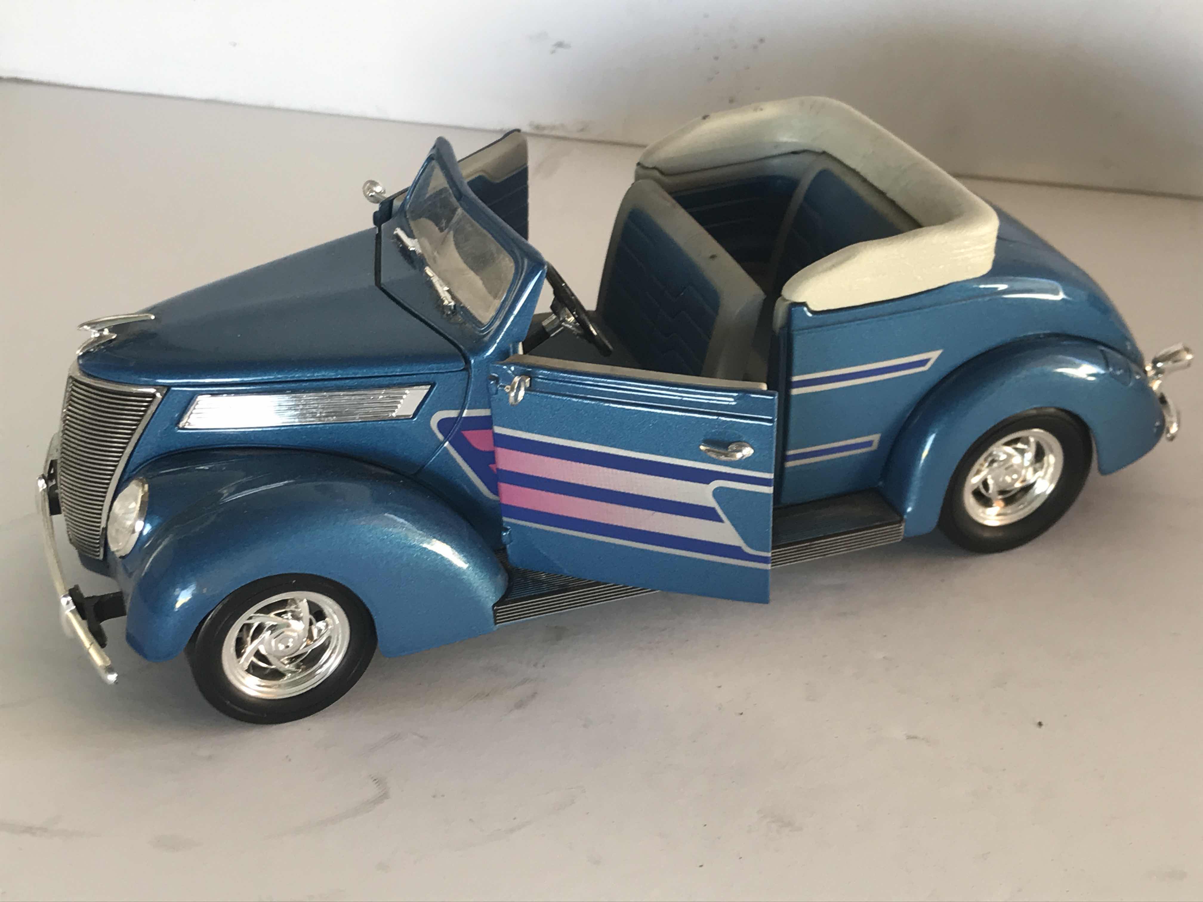 Photo 1 of DIE CAST METAL 1/18 SCALE CLASSIC COLLECTORS CARS