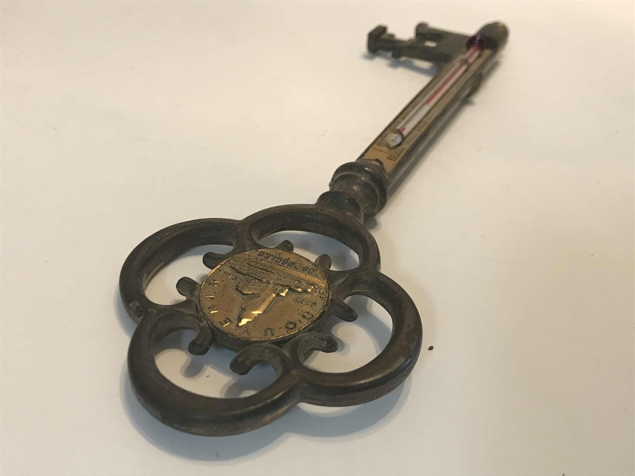 Photo 1 of VINTAGE KEY TO CITY OF LA SOUVENIR THERMOMETER