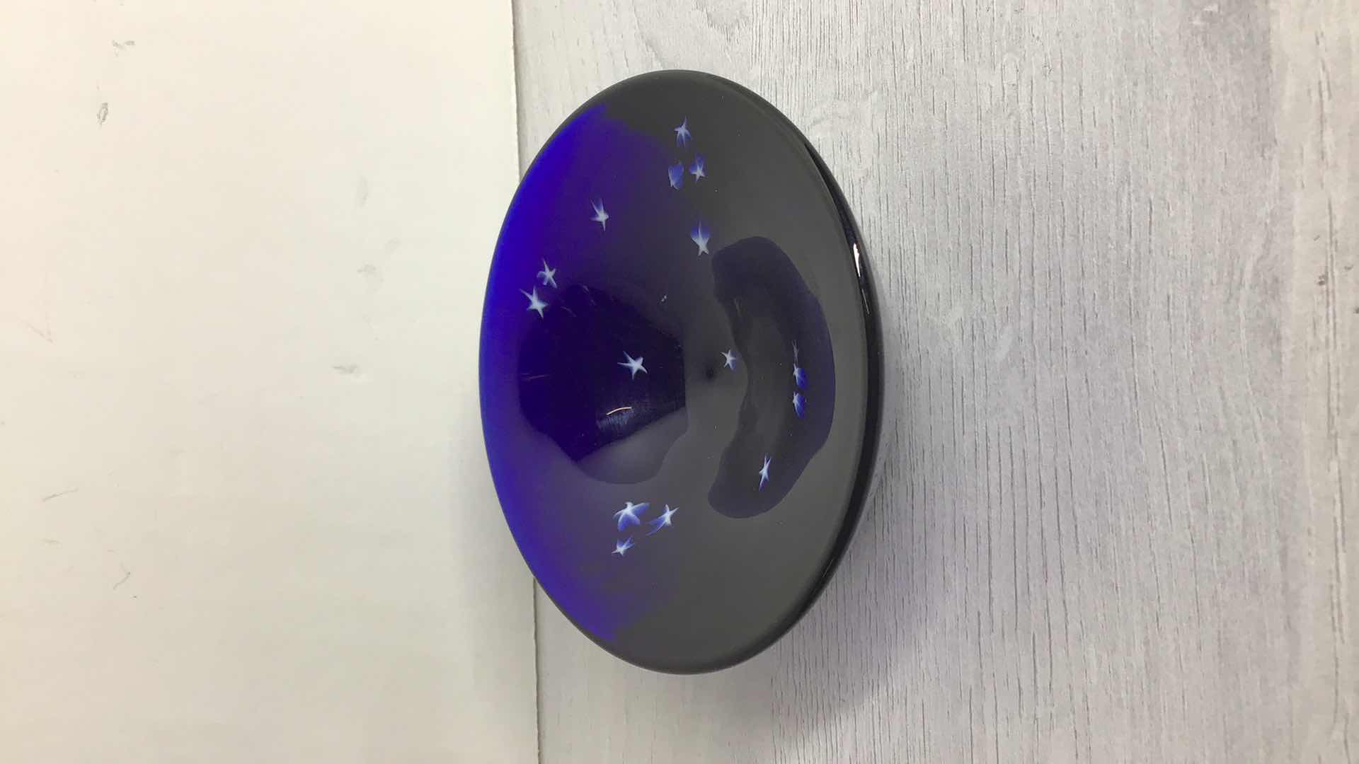 Photo 1 of LUNDBERG STUDIOS 1996 STARRY BLUE GLASS ART 4” X 1.5”