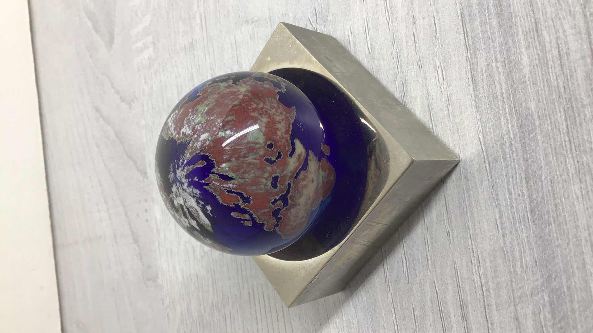 Photo 1 of LUNDBERG STUDIOS 1996 GLASS GLOBE PAPERWEIGHT W STAND 2.5” X 2.5” 081075