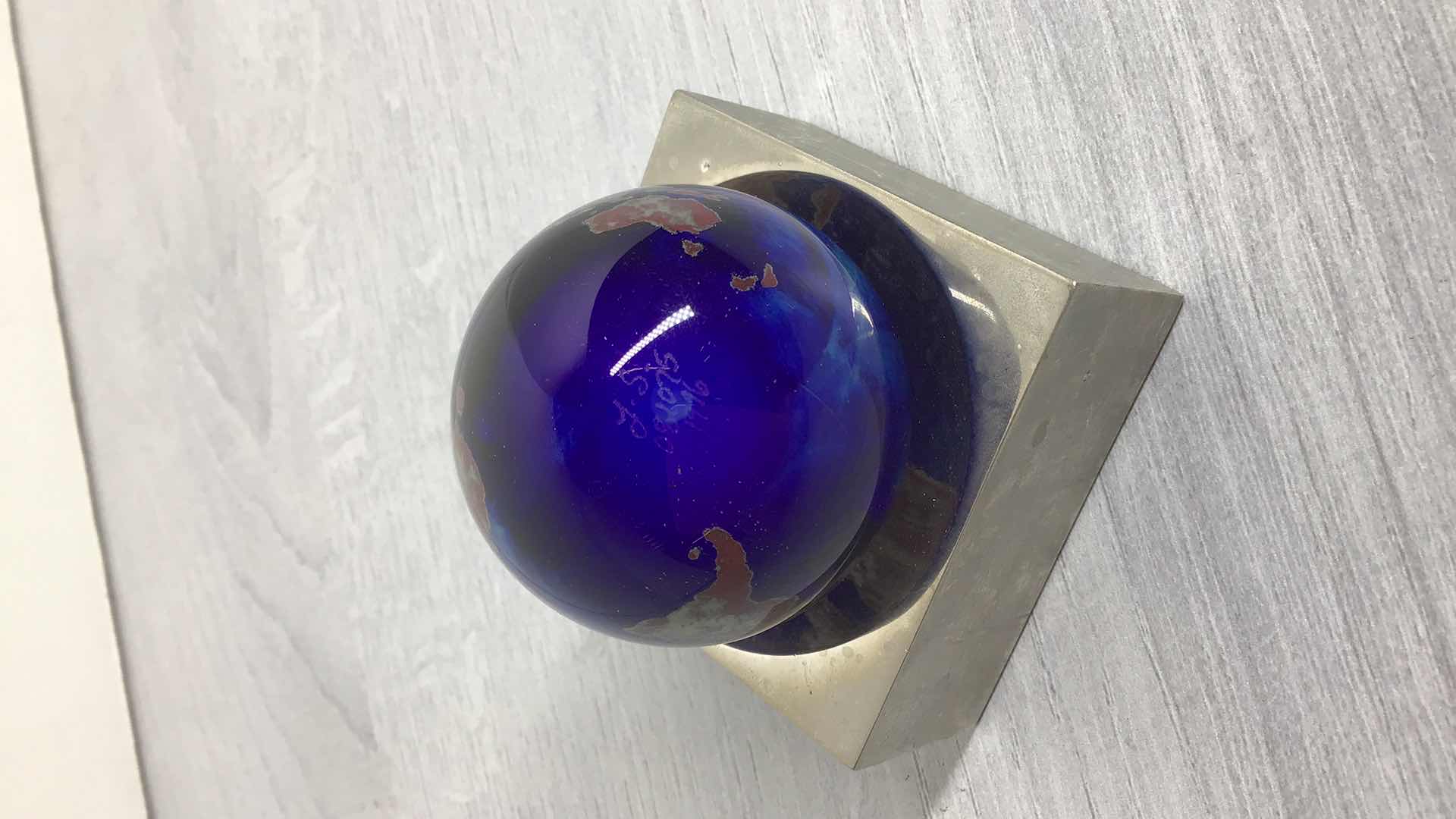 Photo 1 of LUNDBERG STUDIOS 1996 GLASS GLOBE PAPERWEIGHT W STAND 2.5” X 2.5” 081075