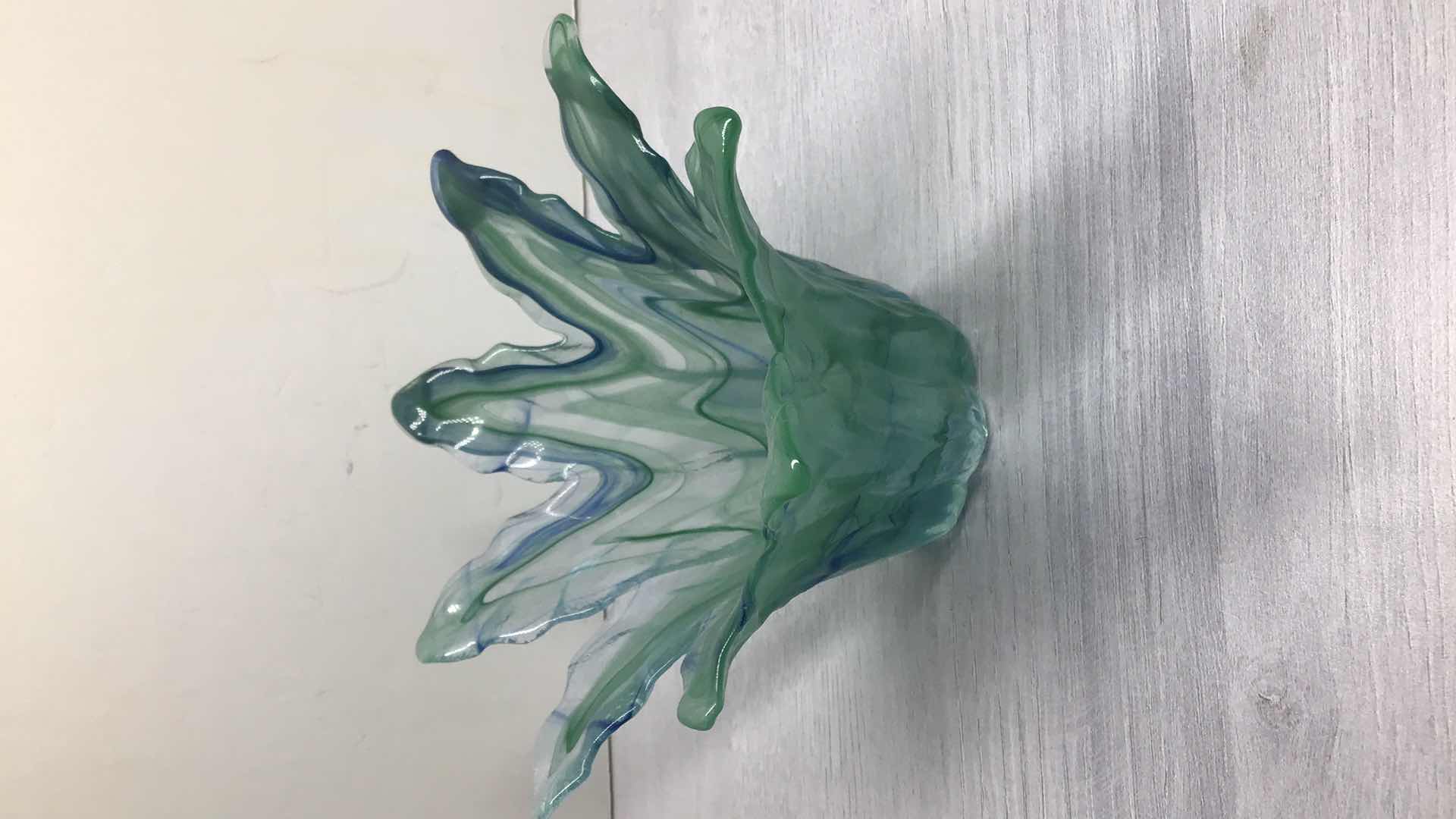 Photo 1 of VIETRI ONDA GLASS GREEN LEAF CENTERPIECE 7” X H4.5”